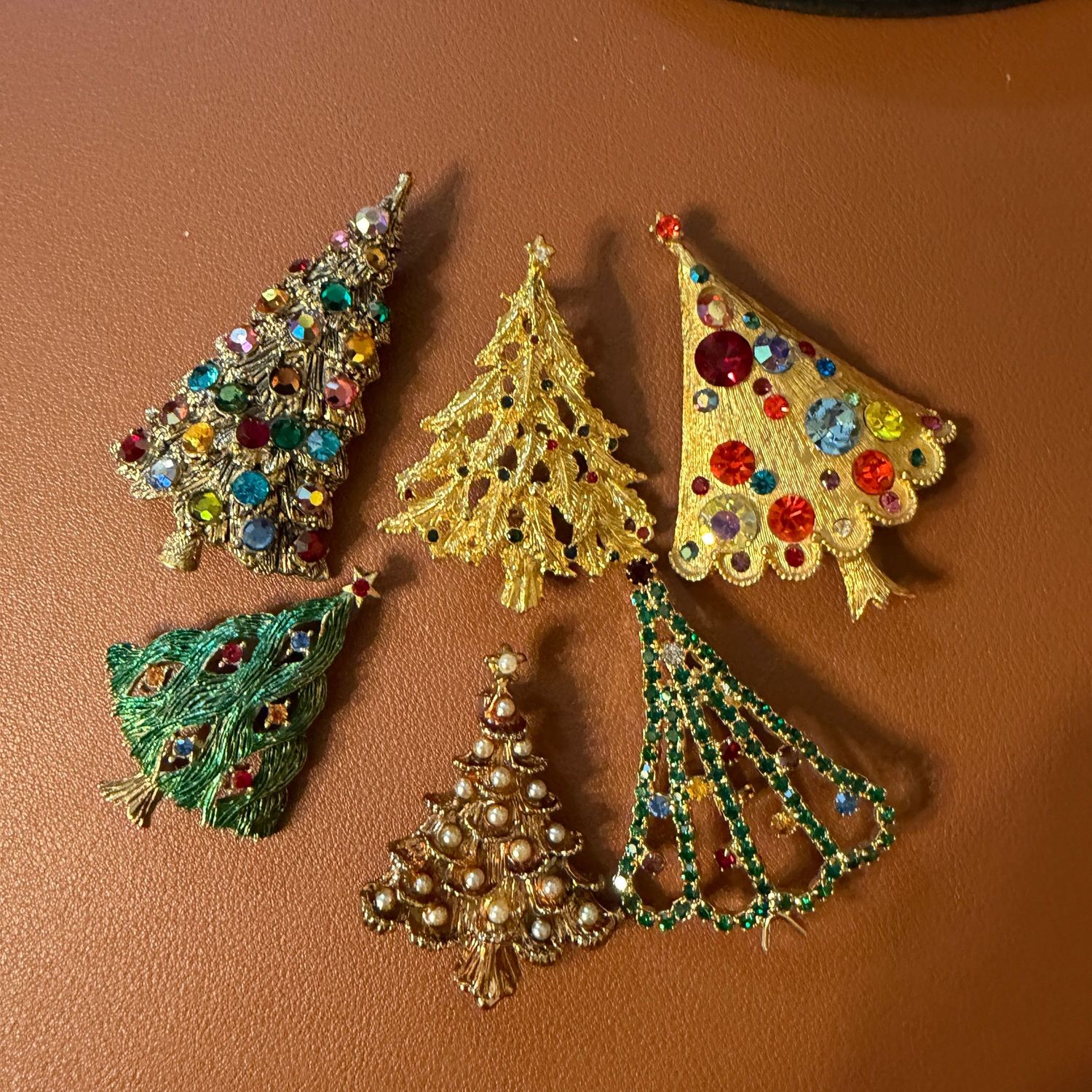 Jewelry lot R0190 Six Christmas tree brooches, up to 2 Jewelry lot R0190 Six Christmas tree brooches, up to 2"