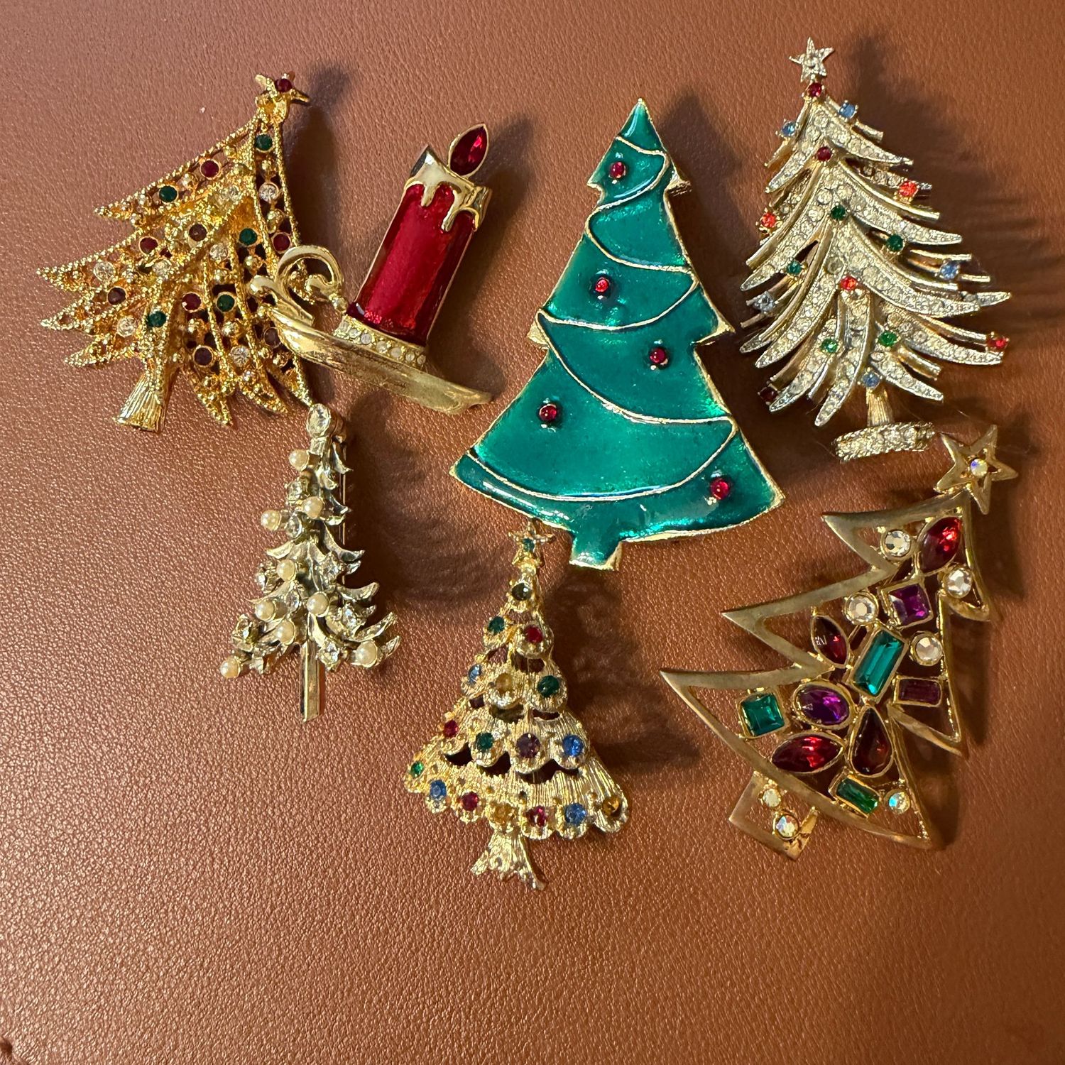 Jewelry lot R0191 Christmas brooches with trees and candle, up to 2.5 Jewelry lot R0191 Christmas brooches with trees and candle, up to 2.5"