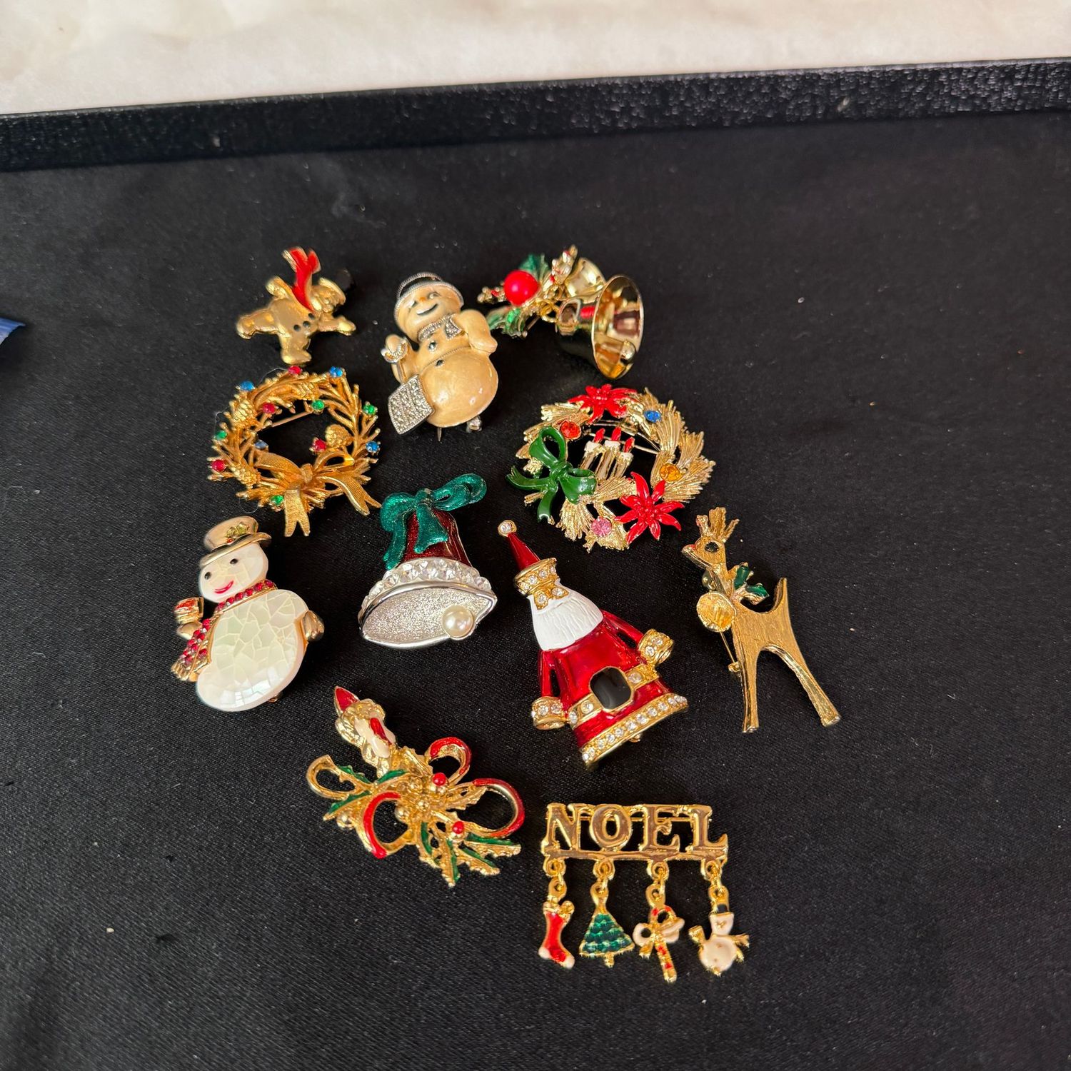 Jewelry lot R0398 nice variety of Christmas brooches and pins Jewelry lot R0398 nice variety of Christmas brooches and pins