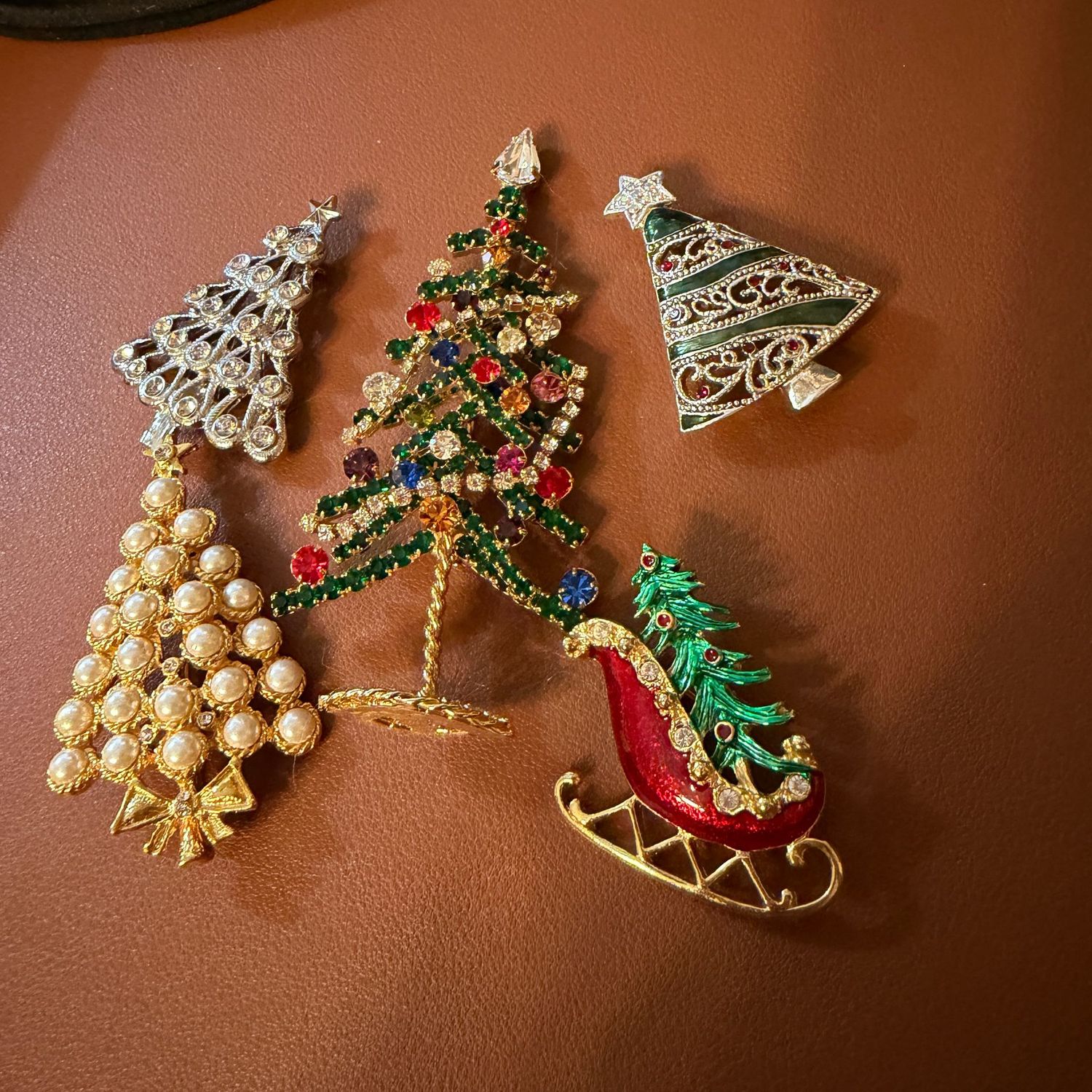 Jewelry lot R0184 Christmas brooches, enameled, jeweled, up to 4 Jewelry lot R0184 Christmas brooches, enameled, jeweled, up to 4"