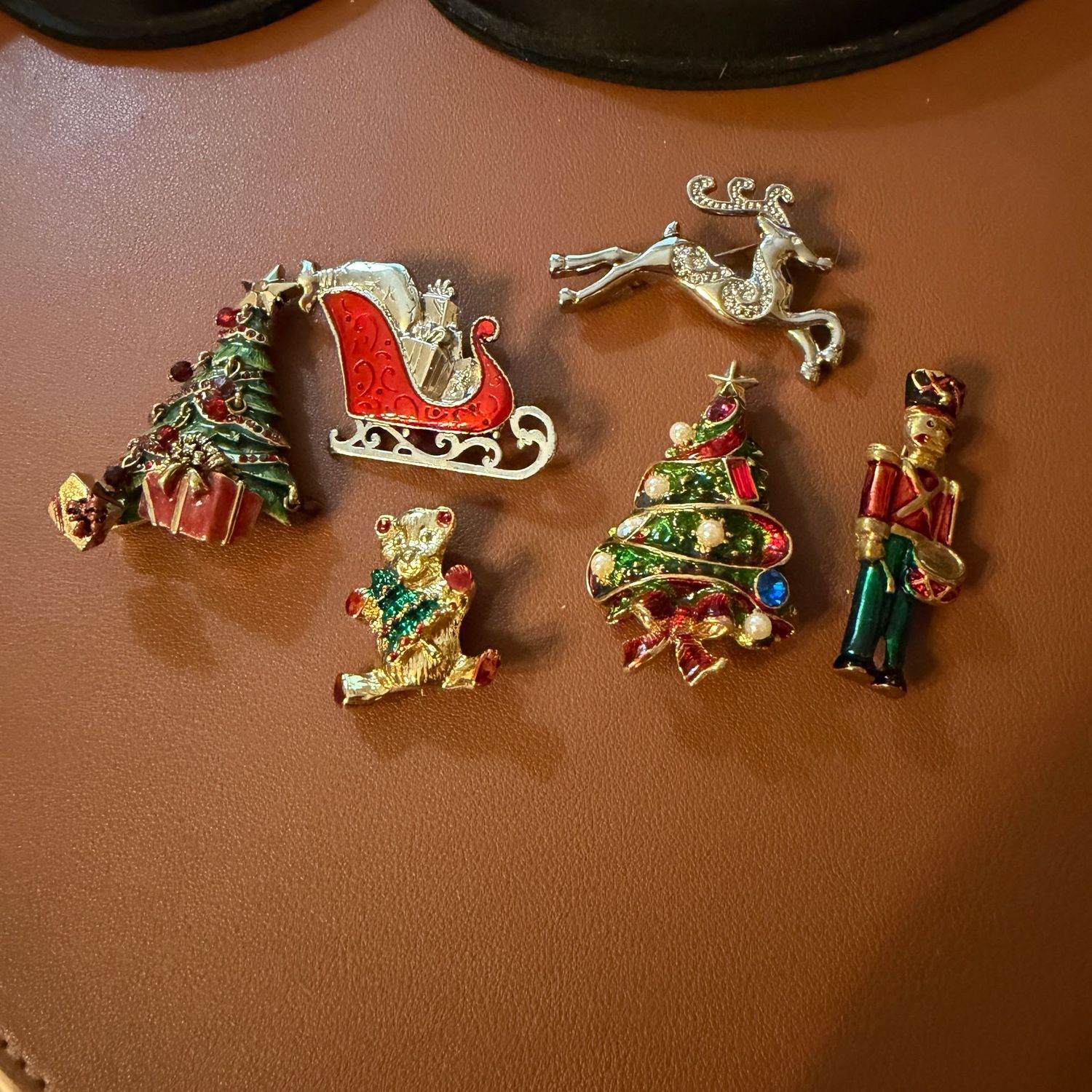 Jewelry lot R0187 Variety of Christmas brooches, up to 2 Jewelry lot R0187 Variety of Christmas brooches, up to 2"