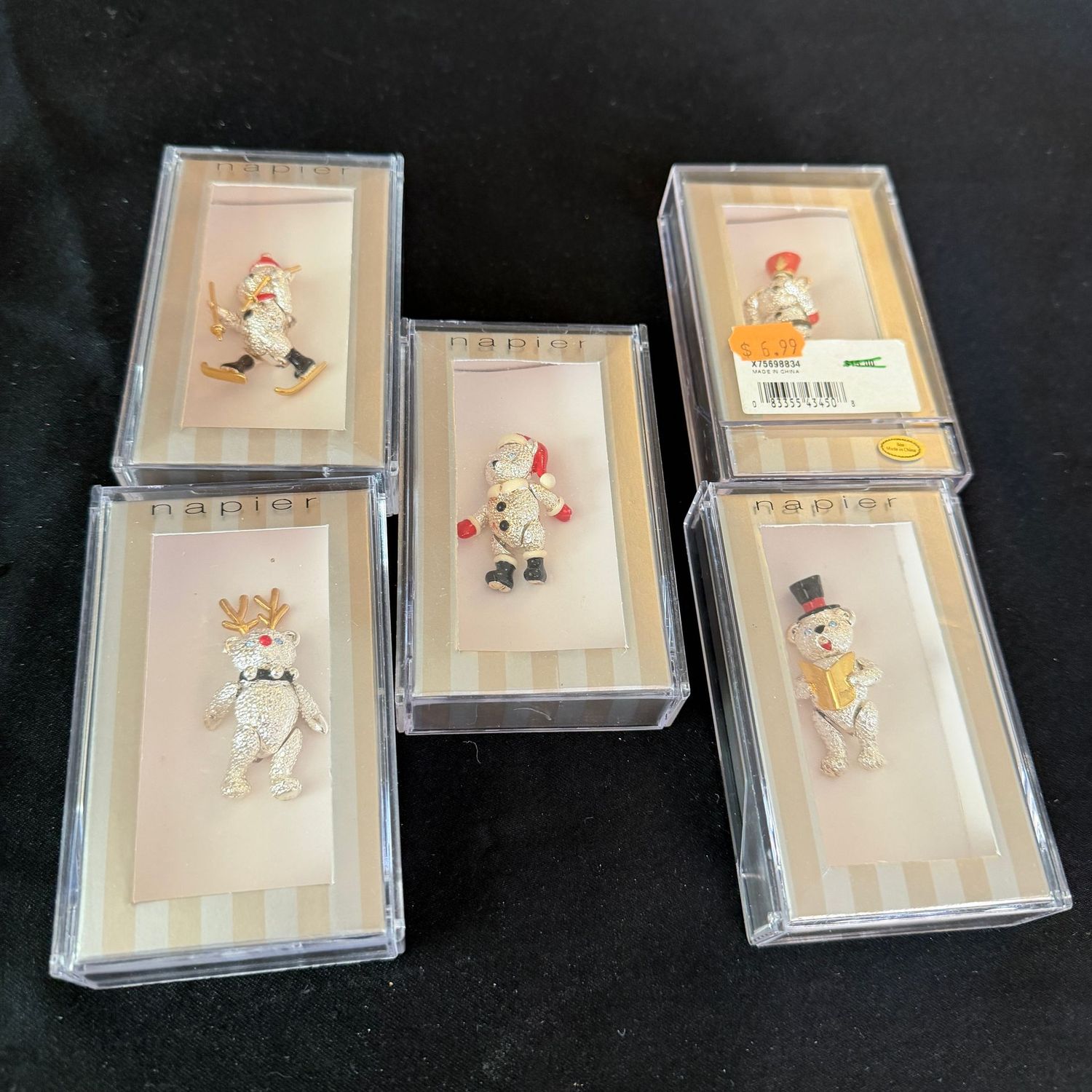 Jewelry lot R0390 Group of Napier bear Christmas pins, brooches, some are hinged Jewelry lot R0390 Group of Napier bear Christmas pins, brooches, some are hinged