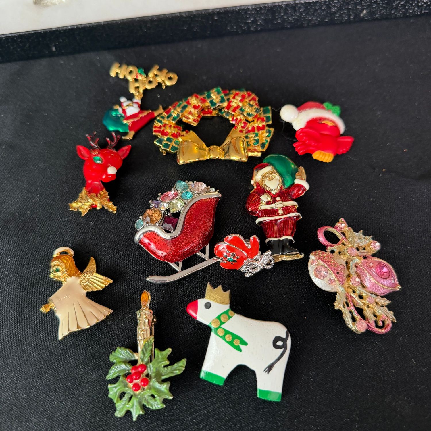 Jewelry lot R0396 variety of Christmas pins, brooches Jewelry lot R0396 variety of Christmas pins, brooches