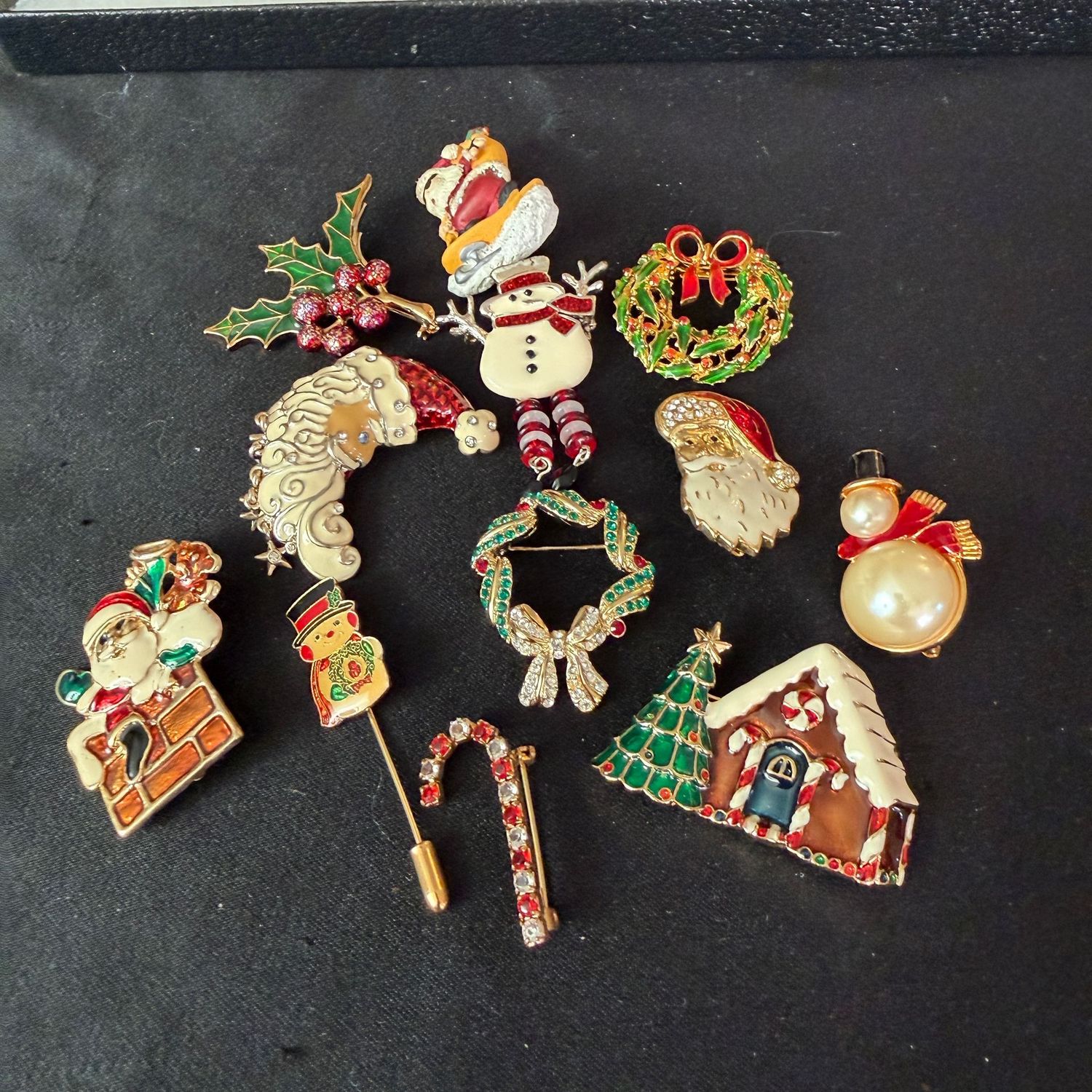 Jewelry lot R0401 great selection of Christmas pins and brooches Jewelry lot R0401 great selection of Christmas pins and brooches