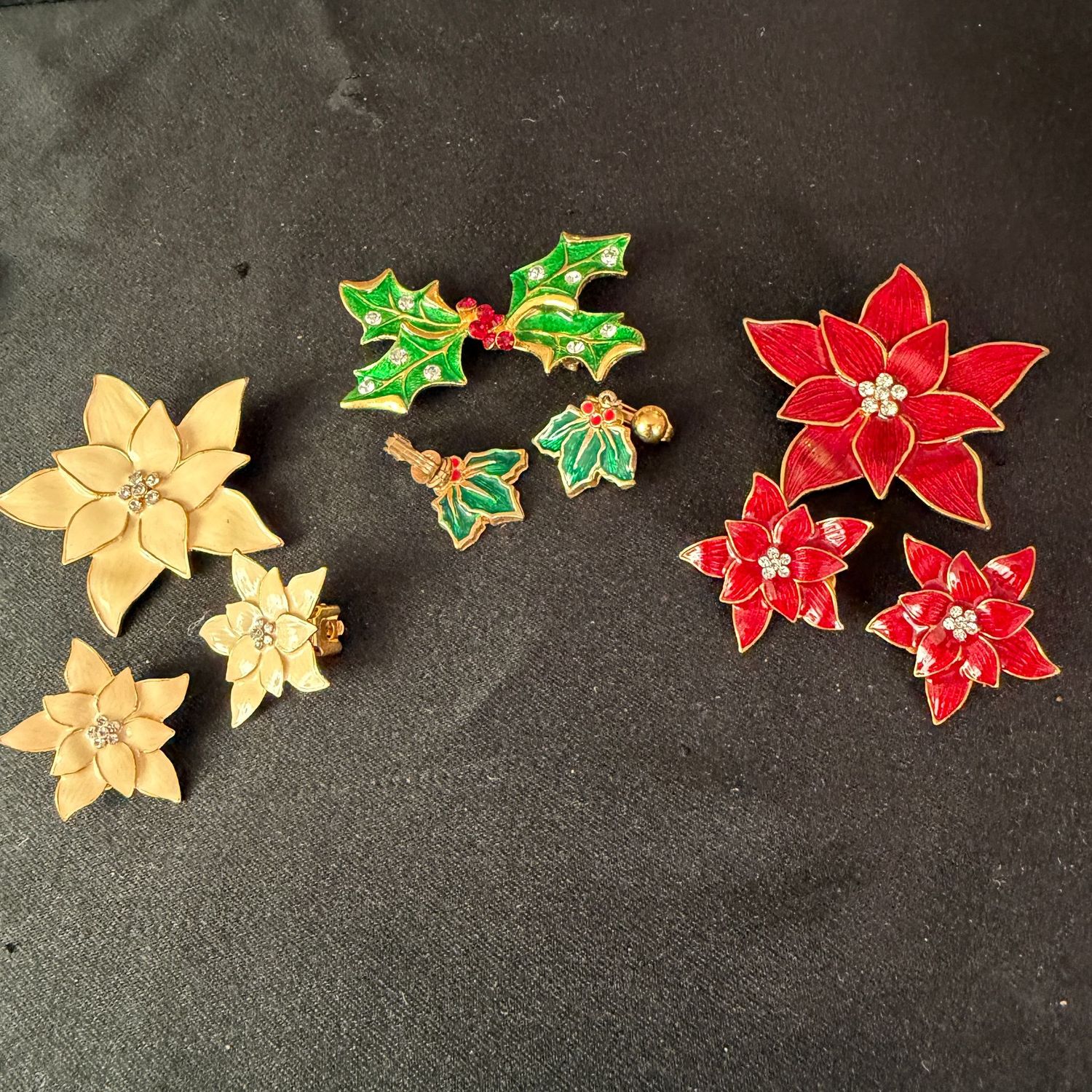 Jewelry lot R0405 Enameled Eisenberg Ice Christmas brooches and matching clip earrings Jewelry lot R0405 Enameled Eisenberg Ice Christmas brooches and matching clip earrings