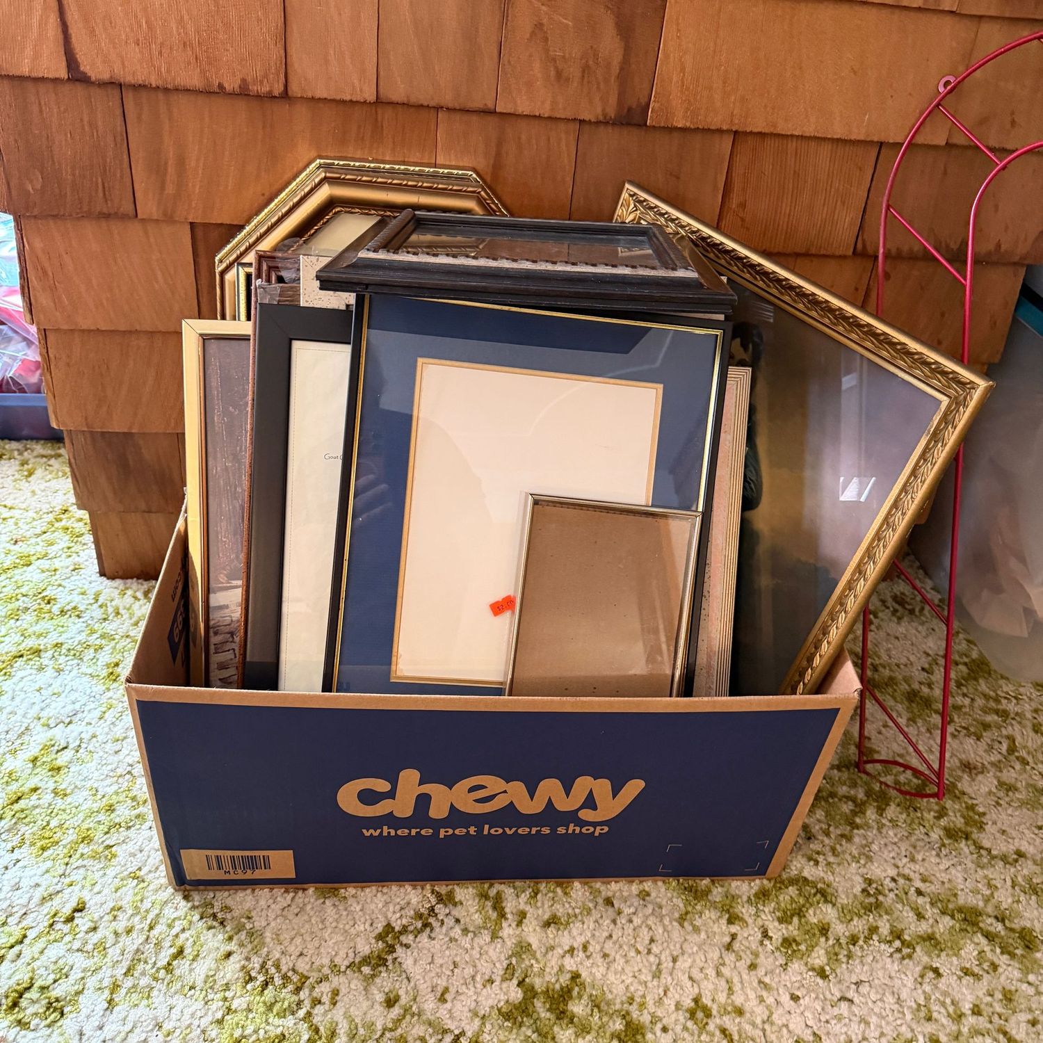 Box lot with a variety of frames, some prints, metal, wood, plastic, fitting up to 20 Box lot with a variety of frames, some prints, metal, wood, plastic, fitting up to 20" x 15"