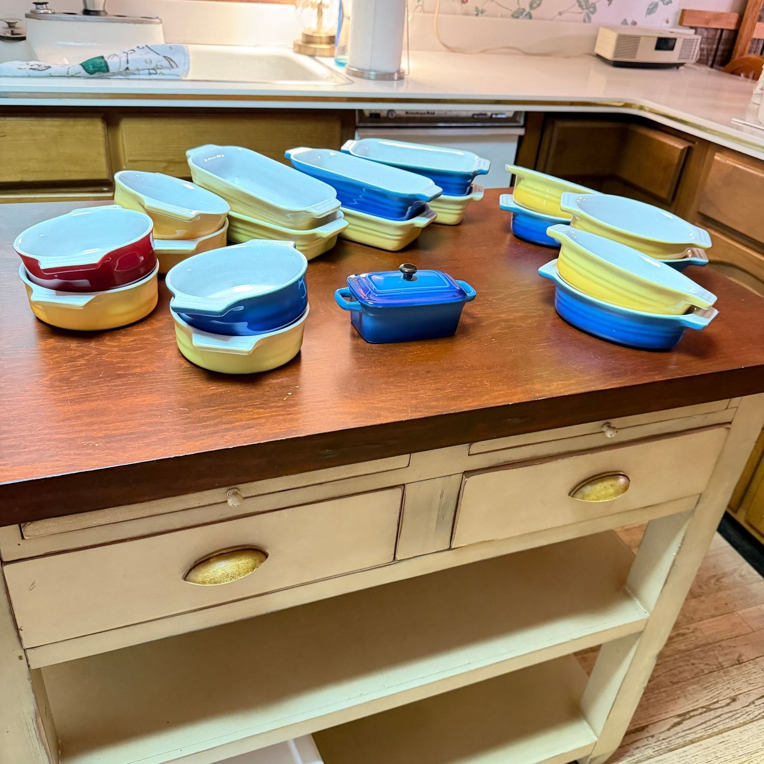 Group of House Wares stoneware personal-sized casseroles, up to 7 Group of House Wares stoneware personal-sized casseroles, up to 7", B0361