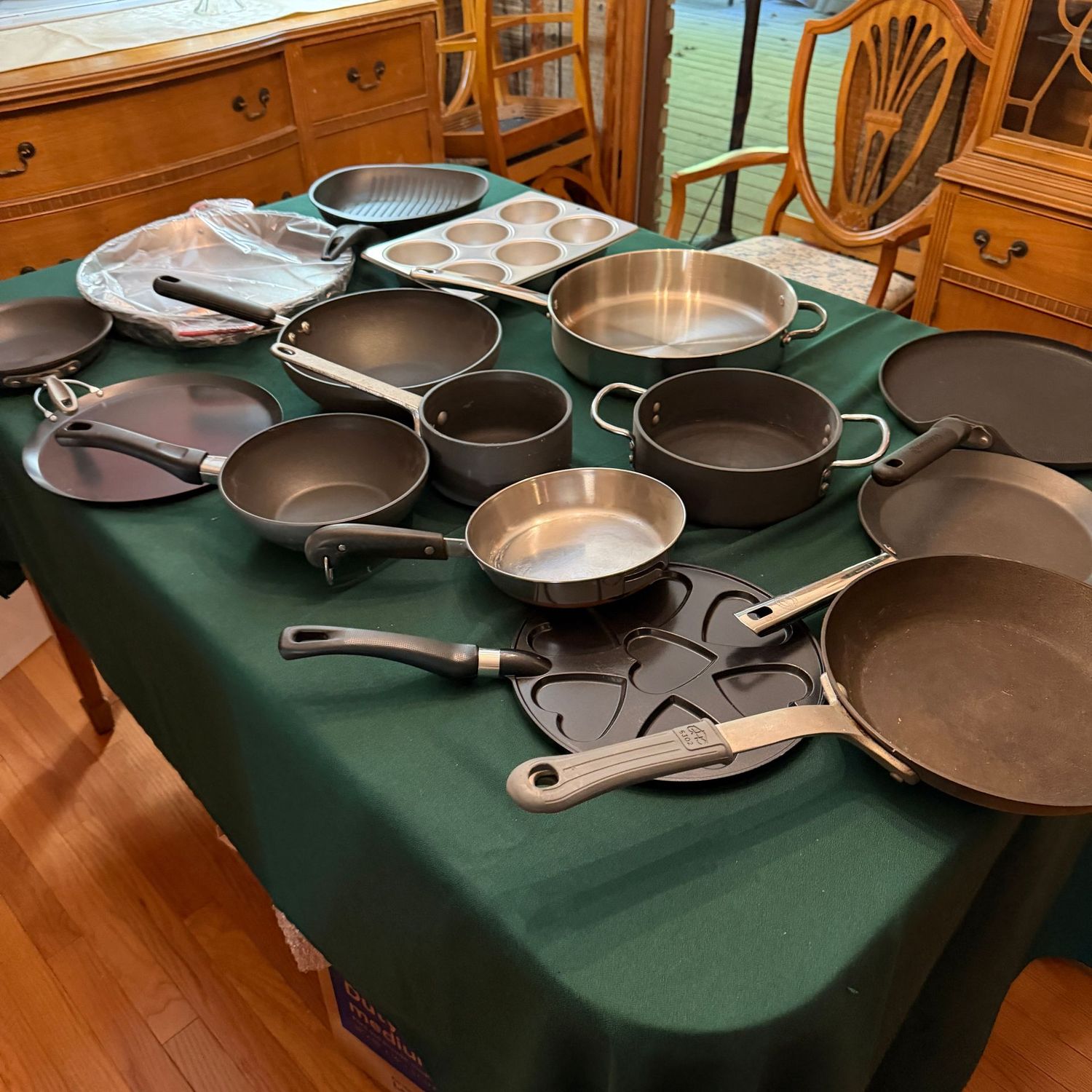 Entire group of pans and pots, nice condition, B0518 Entire group of pans and pots, nice condition, B0518