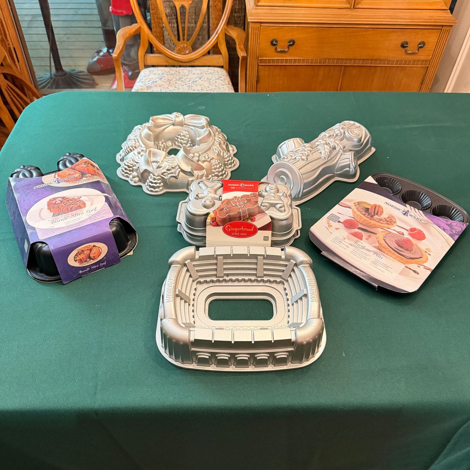 Great selection of Nordic Ware bakeware pans, bundt, wreath, gingerbread loaf, stadium, tartlette, yule log, B0520 Great selection of Nordic Ware bakeware pans, bundt, wreath, gingerbread loaf, stadium, tartlette, yule log, B0520