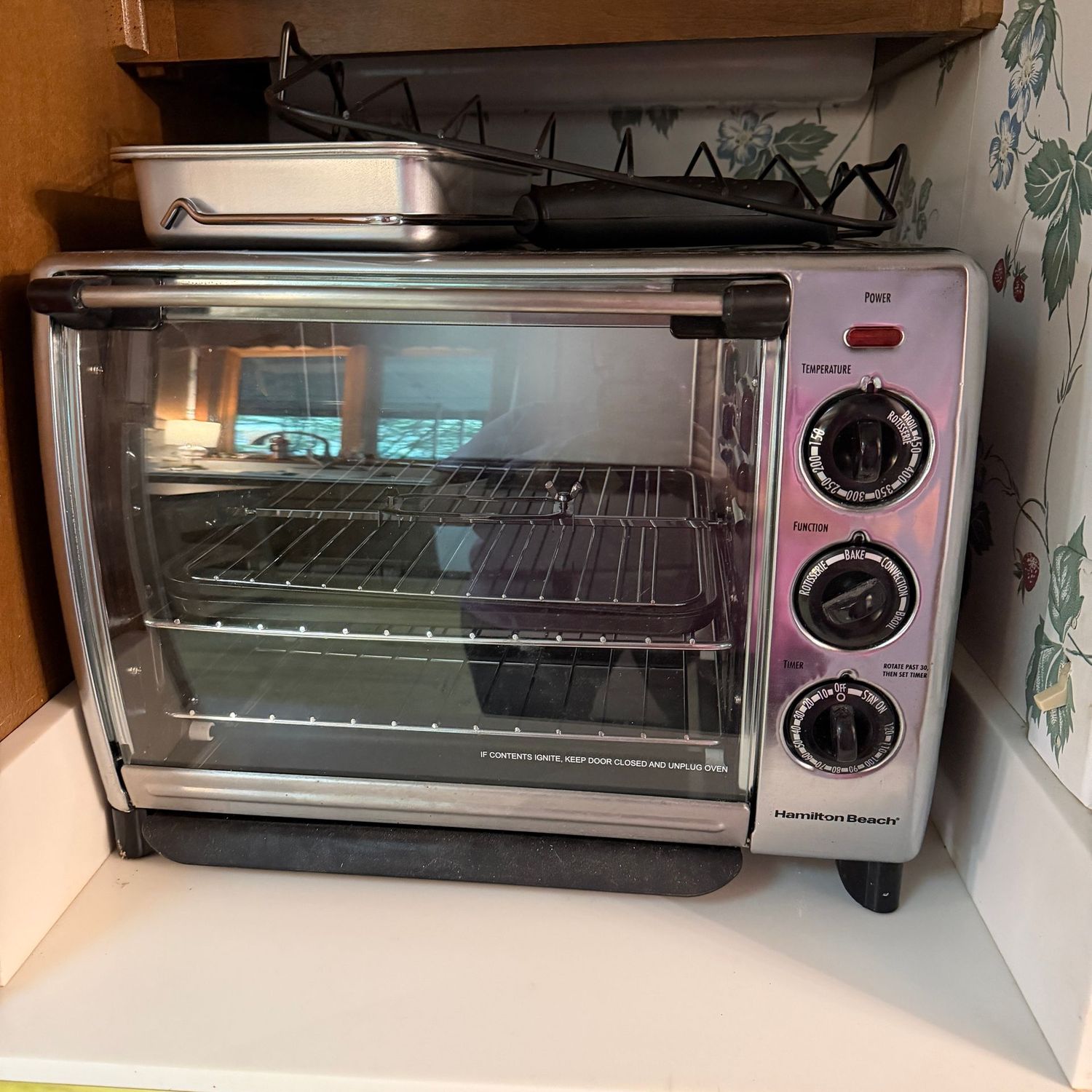 Hamilton Beach countertop oven, with a rotisserie, appears in good condition, and heats quickly, 13 Hamilton Beach countertop oven, with a rotisserie, appears in good condition, and heats quickly, 13"H x 17"W x 12"D