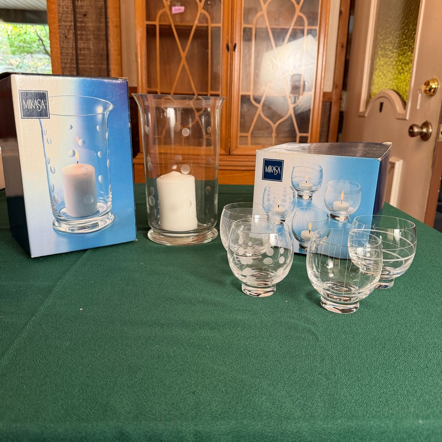 Mikasa Cheers dot 10 Mikasa Cheers dot 10" Hurricane, and 4 coordinating Cheers votives B0586
