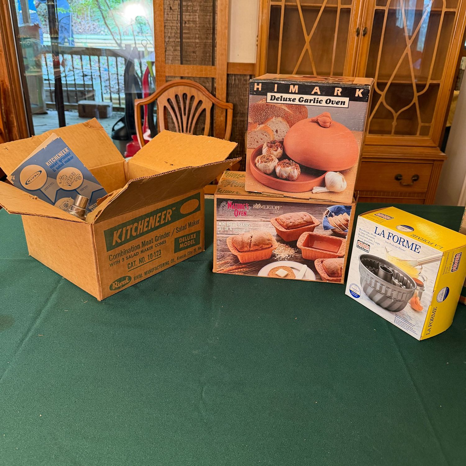 Kitchen box lot B0608 Kitcheneer meat grinder, garlic oven, mini bread makers, small LaForme bunt pans Kitchen box lot B0608 Kitcheneer meat grinder, garlic oven, mini bread makers, small LaForme bunt pans