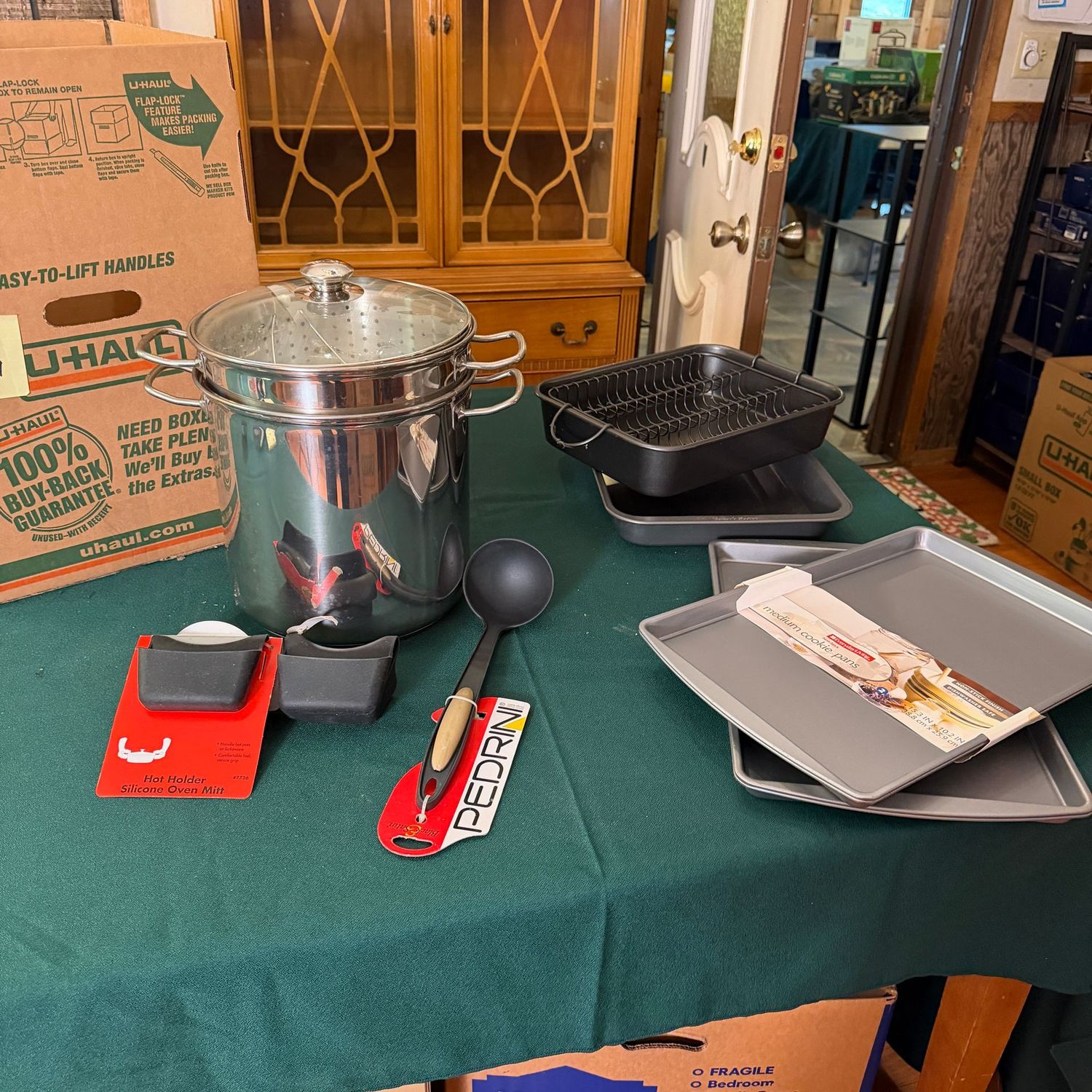 Kitchen box lot B0609 Tall stainless steamer pot, roasting pans, baking sheets, handle grips Kitchen box lot B0609 Tall stainless steamer pot, roasting pans, baking sheets, handle grips