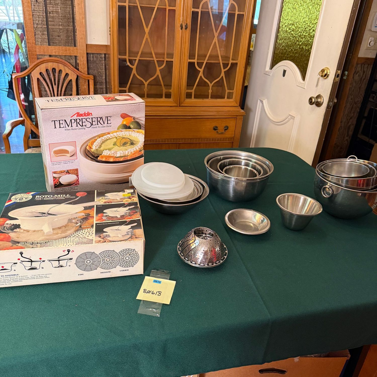 Kitchen box lot B0618 nesting mixing bowls, tempreserve, roto-mill Kitchen box lot B0618 nesting mixing bowls, tempreserve, roto-mill
