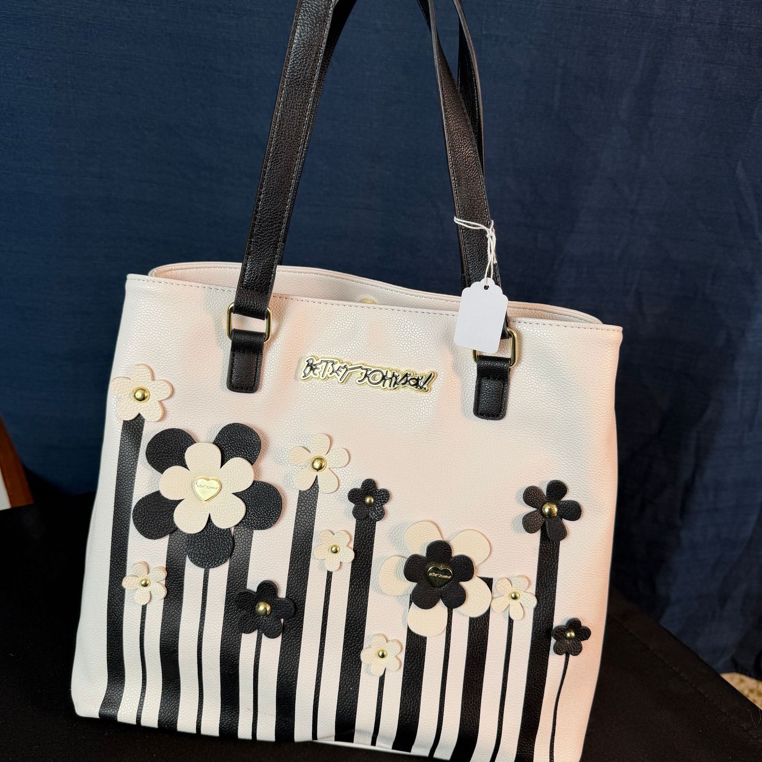 Betsy Johnson white and black floral purse, 12 Betsy Johnson white and black floral purse, 12"H, B0419
