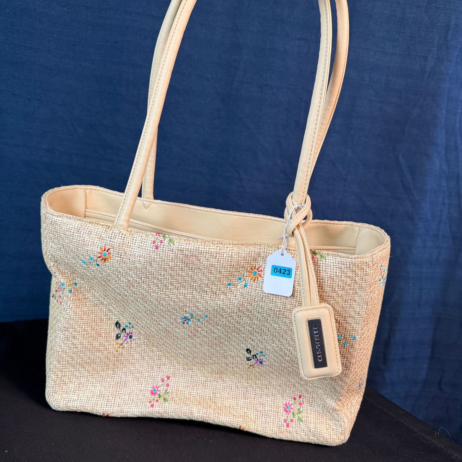 Bueno woven vinyl purse with embroidered flowers, lots of storage, 12 Bueno woven vinyl purse with embroidered flowers, lots of storage, 12"W, B0423
