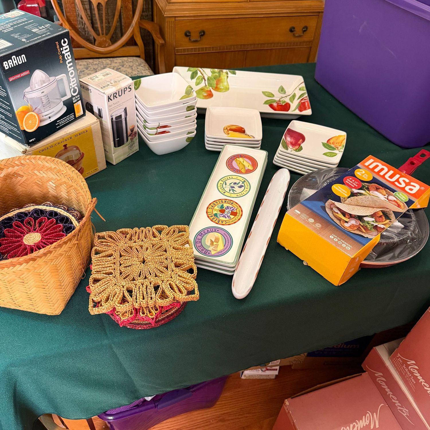 Kitchen box lot B0593 ceramic bowls, plates, long platters, nonstick pans, basket of vintage trivets, cheese dome, juicer, coffee grinder Kitchen box lot B0593 ceramic bowls, plates, long platters, nonstick pans, basket of vintage trivets, cheese dome, juicer, coffee grinder