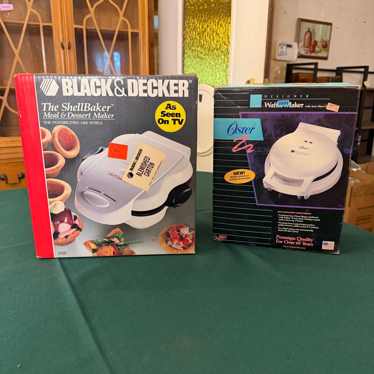 Black & Decker shell and waffle maker in box, B0599 Black & Decker shell and waffle maker in box, B0599