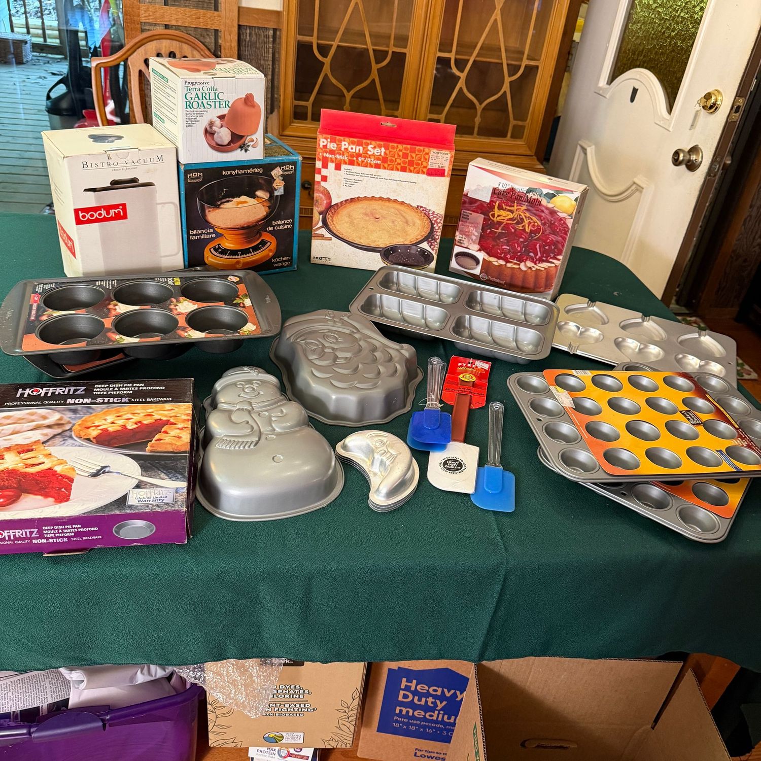 Kitchen box lot B0611 muffin and baking pans, cake pans, spatulas and more