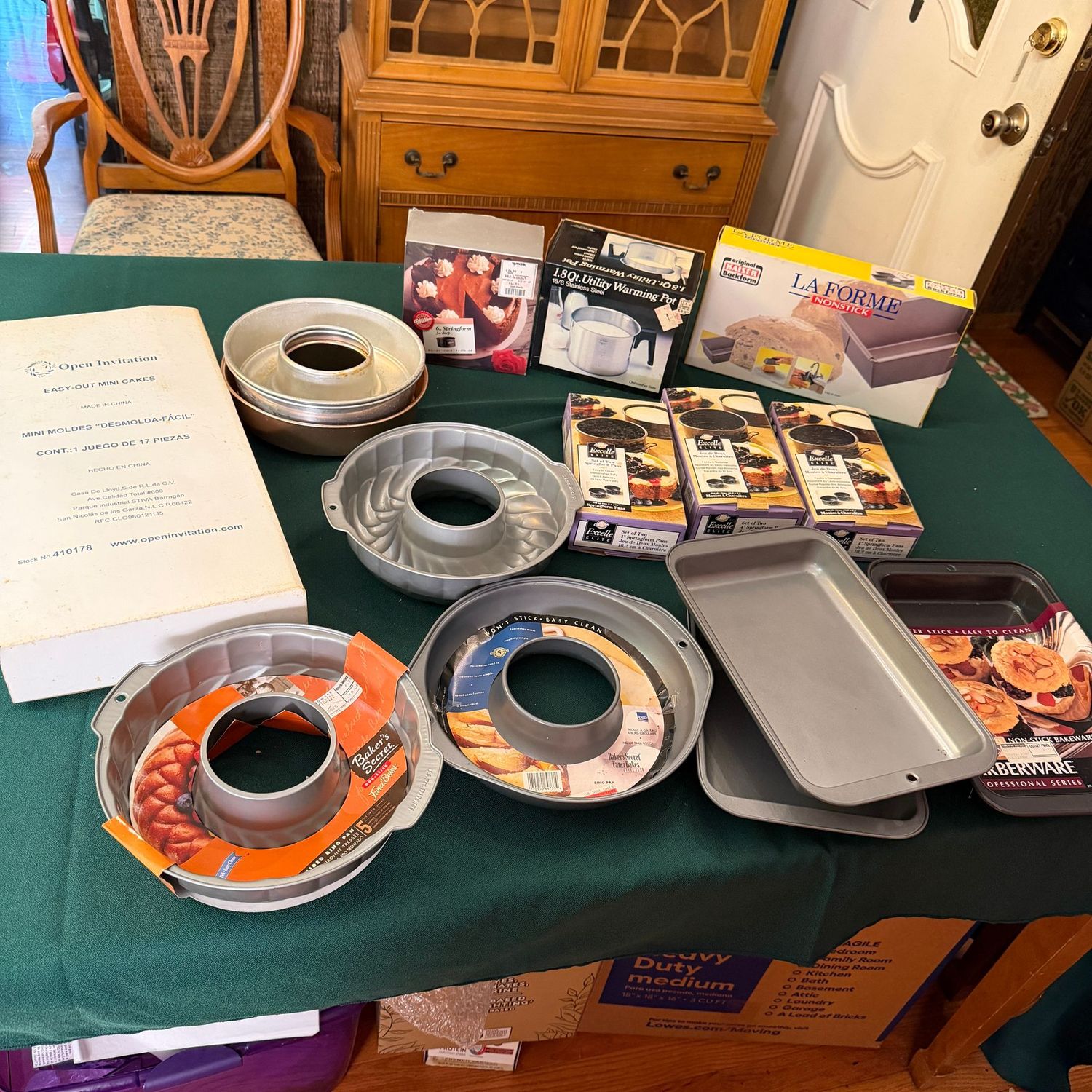 Kitchen box lot B0616 variety of baking, bundt pans, mini cake, bread pan, warming pot Kitchen box lot B0616 variety of baking, bundt pans, mini cake, bread pan, warming pot