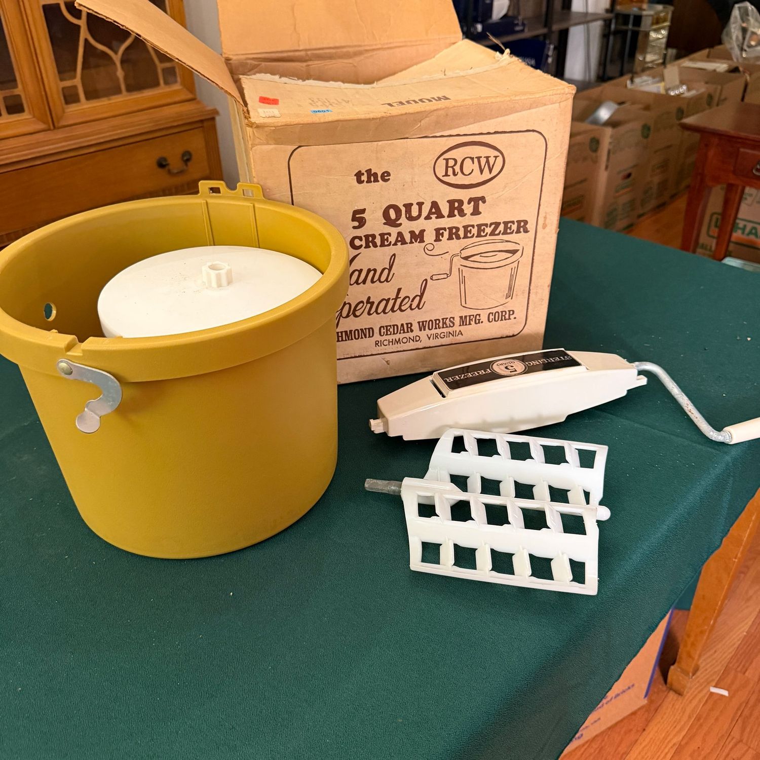 Vintage 5-quart ice cream freezer, manual, shows some wear to handle, see photo, B0601 Vintage 5-quart ice cream freezer, manual, shows some wear to handle, see photo, B0601