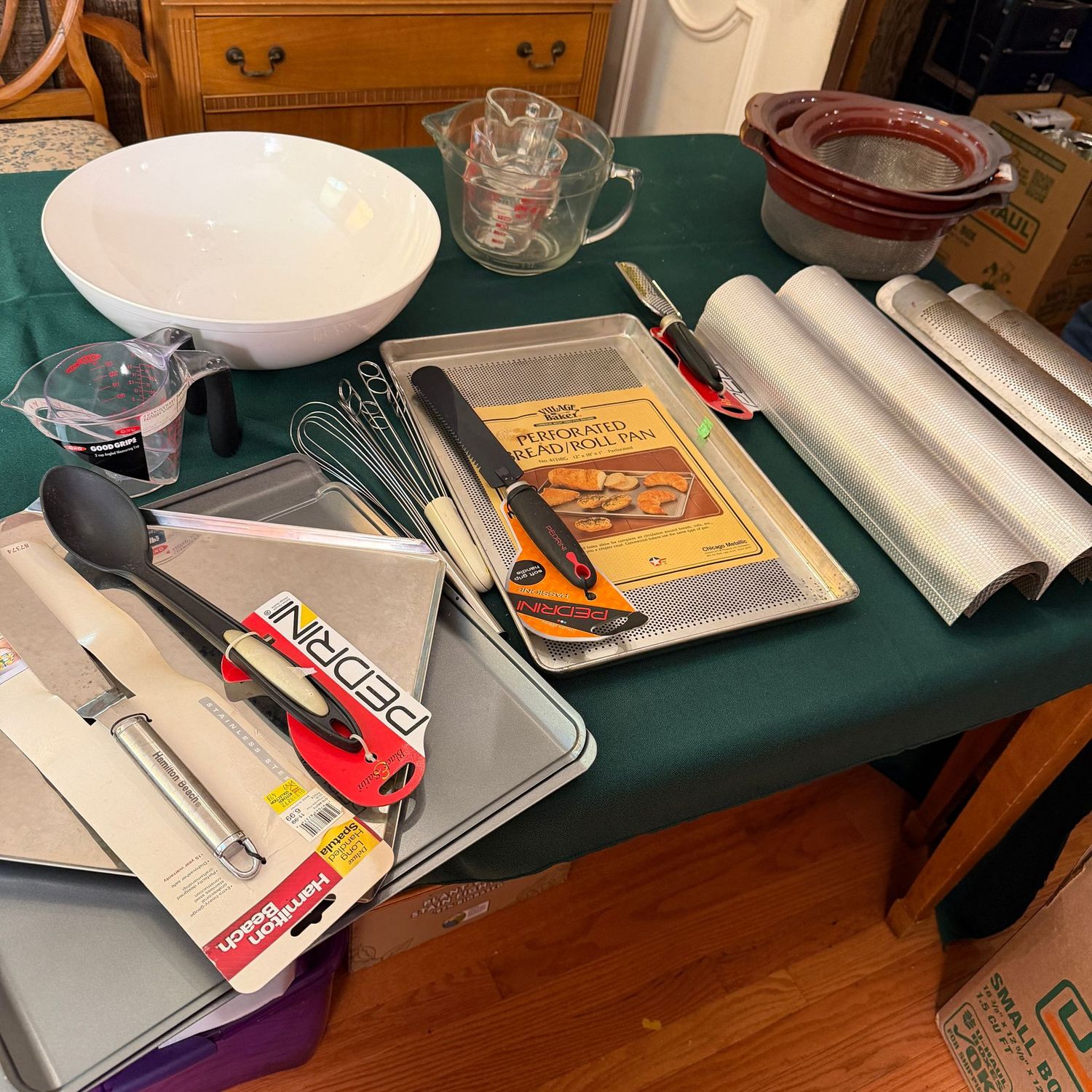 Kitchen box lot B0621 bread baking mesh tubes, cookie sheets, strainers, measuring cups, utensils Kitchen box lot B0621 bread baking mesh tubes, cookie sheets, strainers, measuring cups, utensils