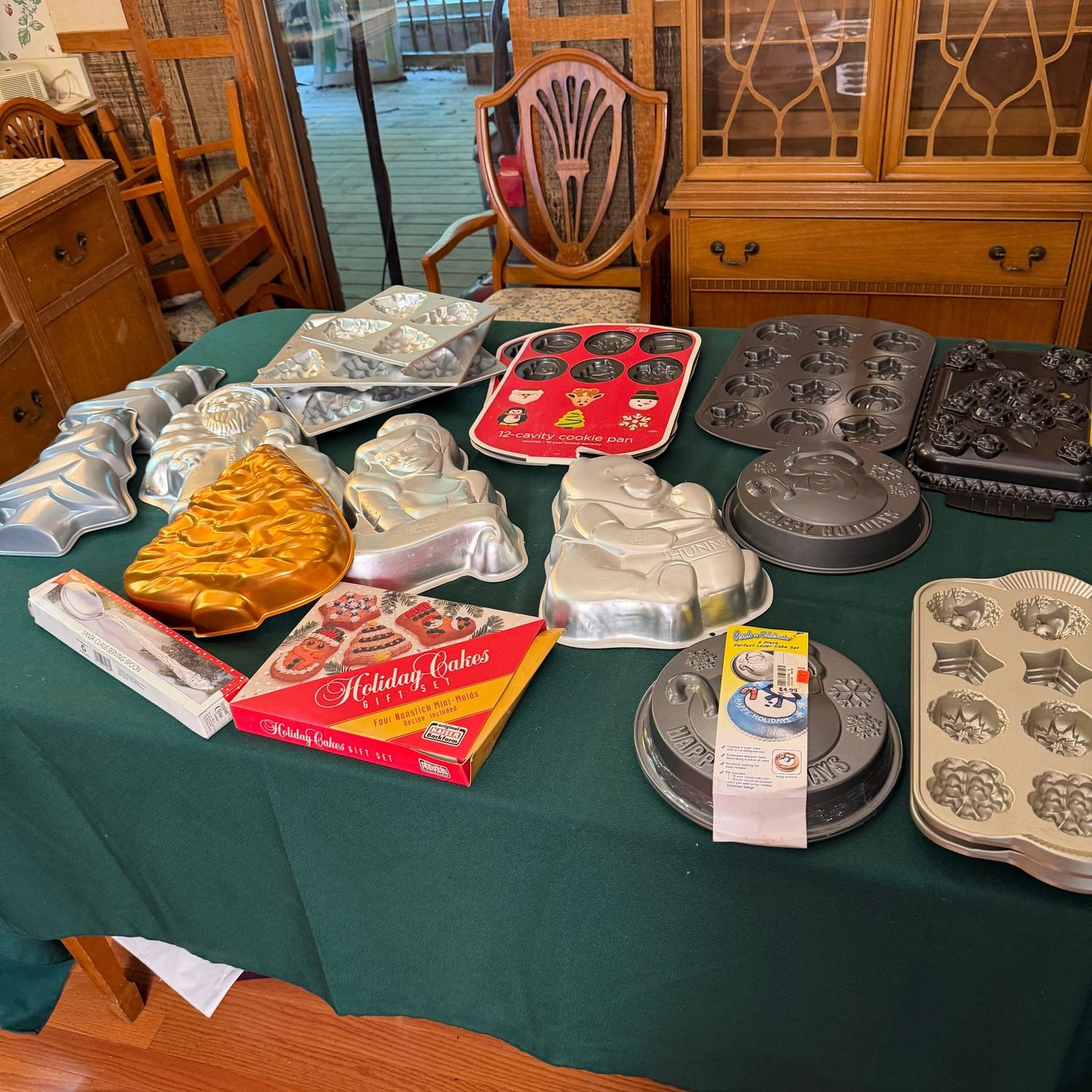 Kitchen box lot B0675 Awesome mostly Christmas grouping of cake pans, muffin & mini cake pans, Cinderella and Winnie the Poo cake pans Kitchen box lot B0675 Awesome mostly Christmas grouping of cake pans, muffin & mini cake pans, Cinderella and Winnie the Poo cake pans