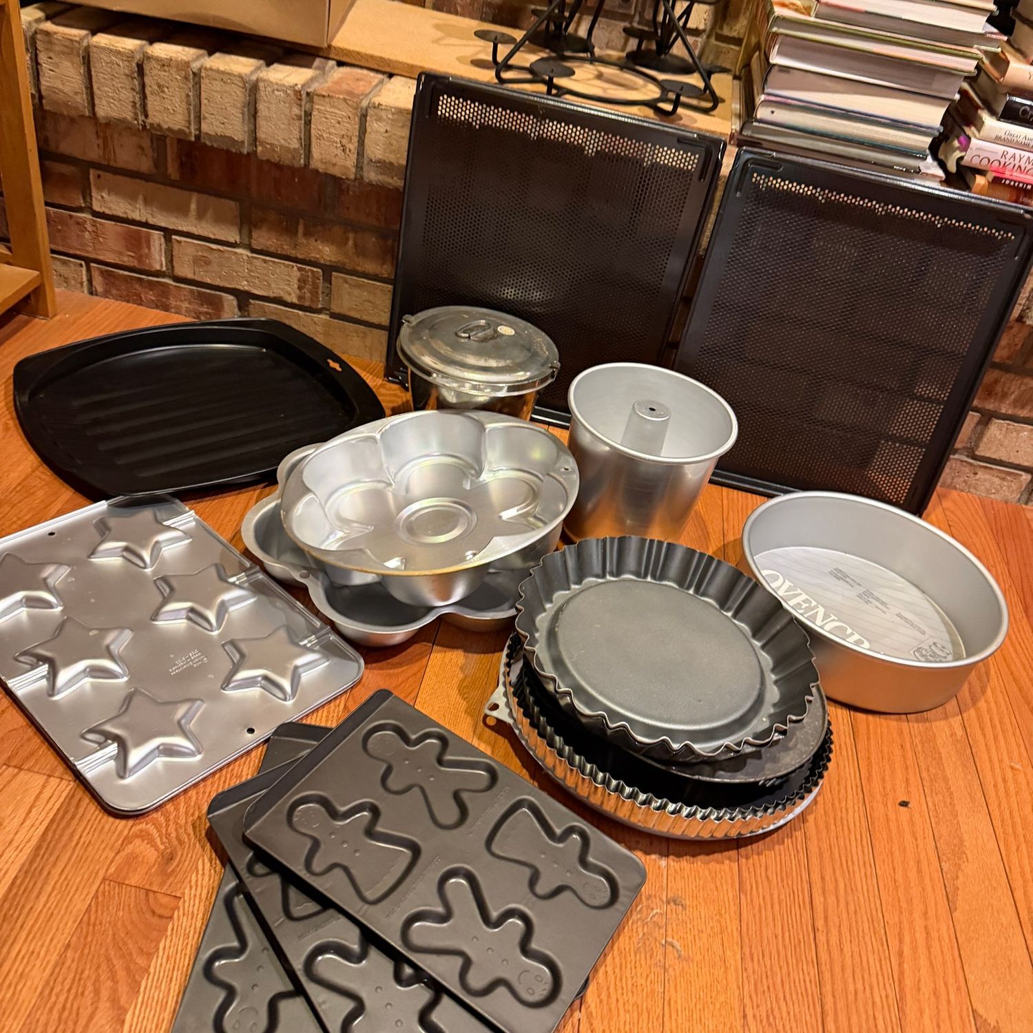 Kitchen box lot B0690 mesh cooling trays, gingerbread pans, cake and tart pans Kitchen box lot B0690 mesh cooling trays, gingerbread pans, cake and tart pans