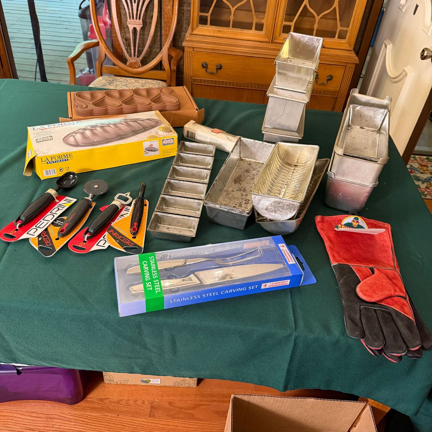 Kitchen box lot B0624 thick barbecue gloves, utensils, bread forms (some wear), heart stone baking dish Kitchen box lot B0624 thick barbecue gloves, utensils, bread forms (some wear), heart stone baking dish