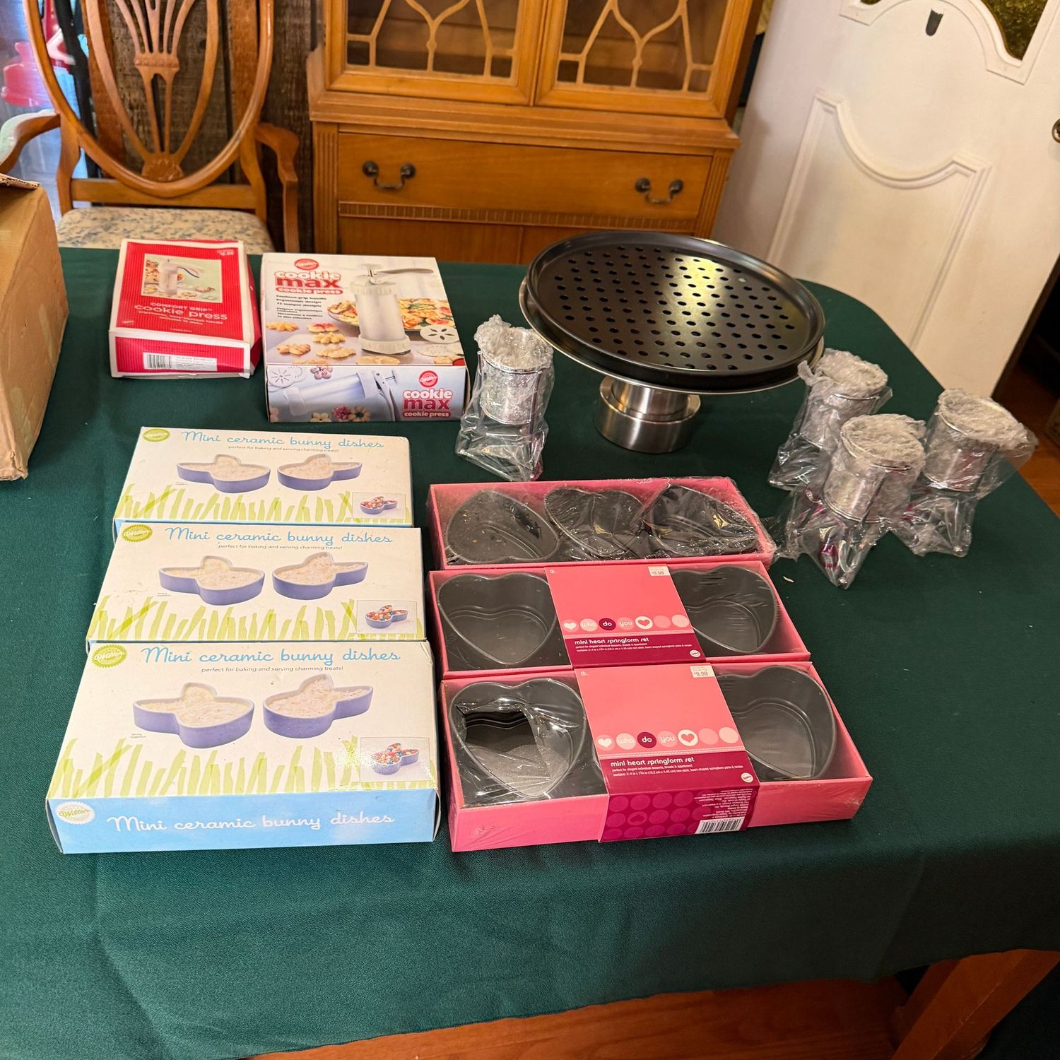 Kitchen box lot B0625 Stainless pizza stand, heart and bunny baking dishes, cookie presses