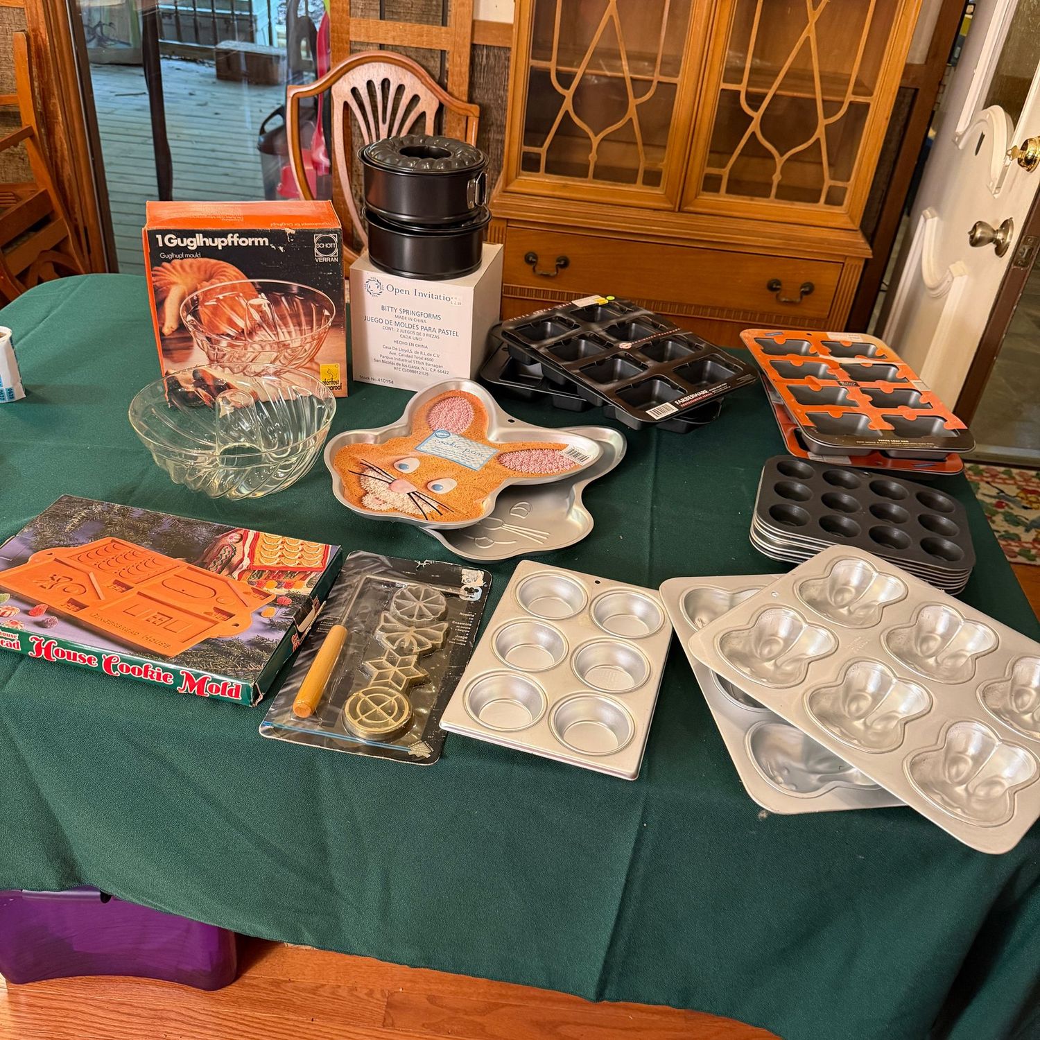 Kitchen box lot B0627 glass bundt pan, stoneware gingerbread house mold, cake, muffin, and small bread tins Kitchen box lot B0627 glass bundt pan, stoneware gingerbread house mold, cake, muffin, and small bread tins