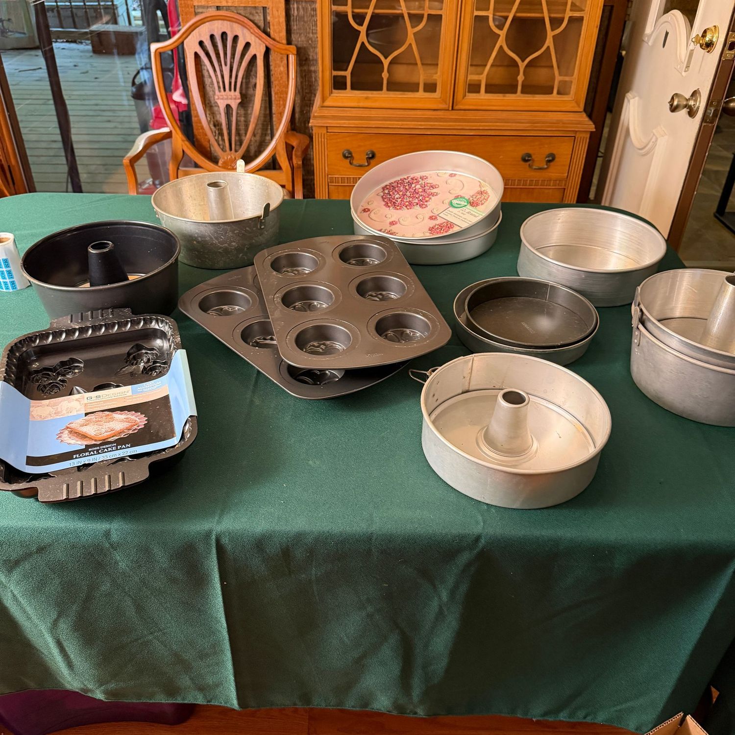 Kitchen box lot B00629 variety of cake and muffin pans, including Wilton
