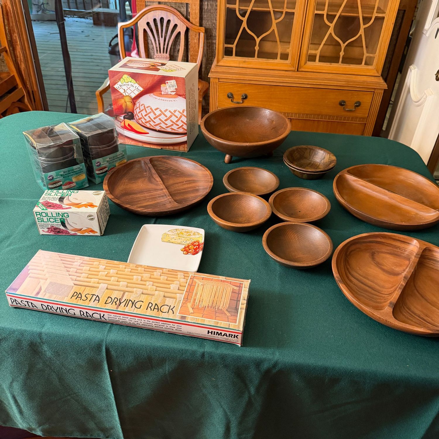 Kitchen box lot B0630 wooden bowls, pasta drying rack, mini springform pans, stoneware cheese dome Kitchen box lot B0630 wooden bowls, pasta drying rack, mini springform pans, stoneware cheese dome