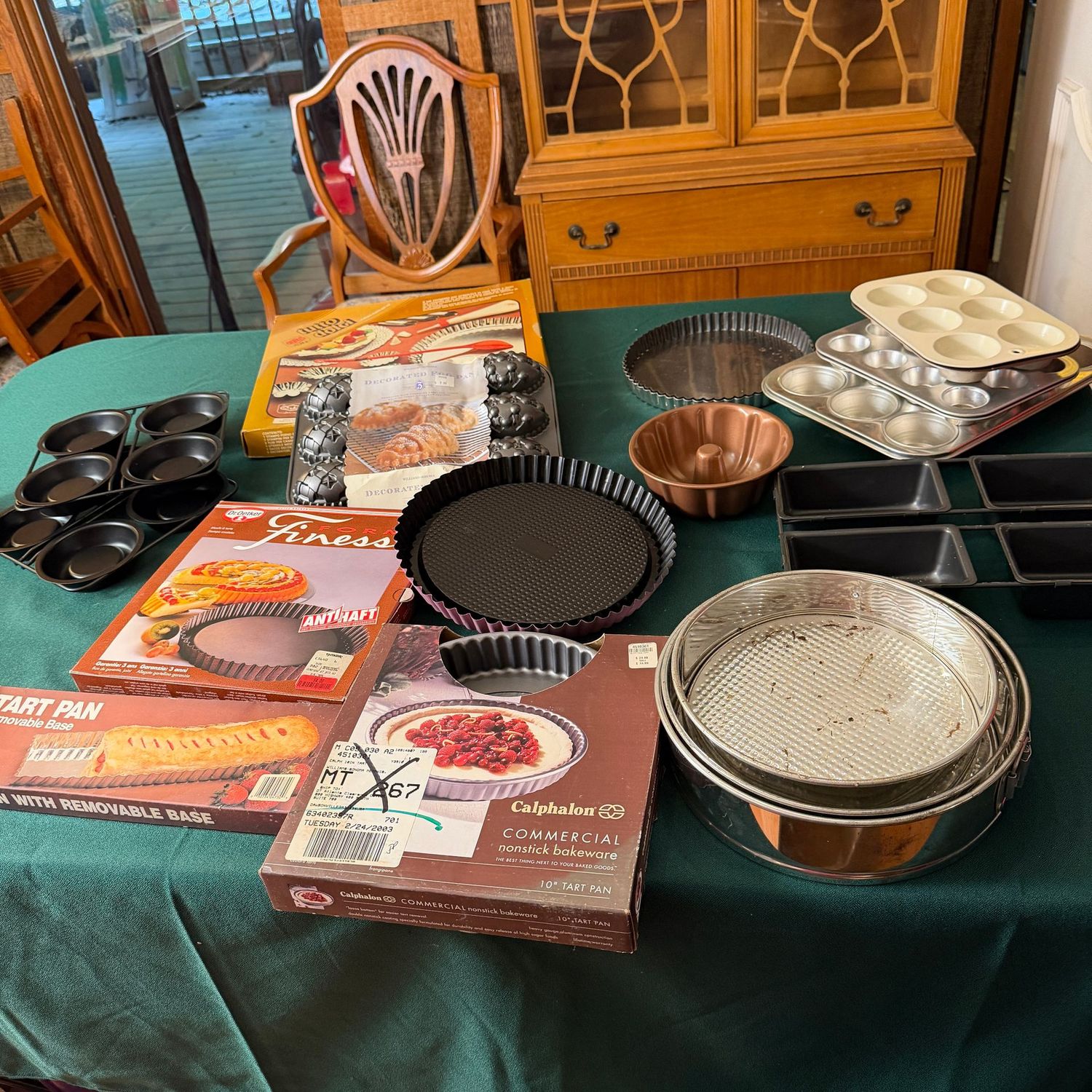 Kitchen box lot B0631 variety of tart and springform pans, cupcake tins