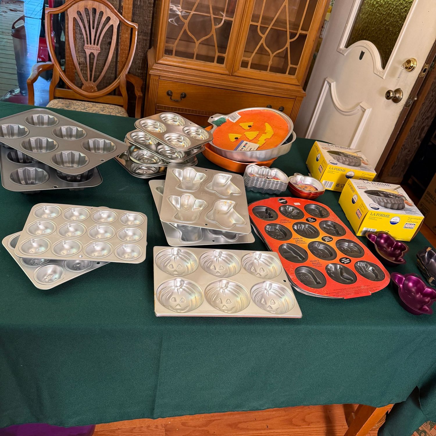 Kitchen box lot B0662 an Awesome mostly Halloween baking pan cookie pan lot Kitchen box lot B0662 an Awesome mostly Halloween baking pan cookie pan lot