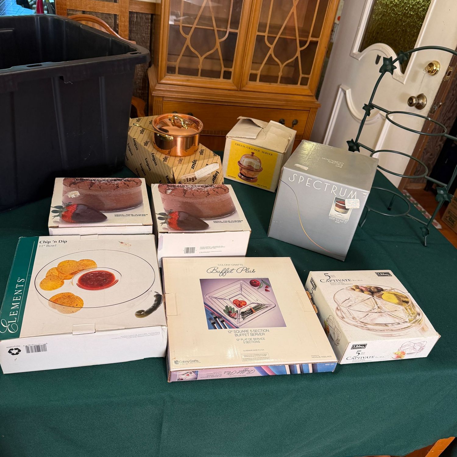 Kitchen box lot B0665 Large tote filled with glass serving dishes, trifle bowl, Tagus copper pan, cheese server, glass souffle pans Kitchen box lot B0665 Large tote filled with glass serving dishes, trifle bowl, Tagus copper pan, cheese server, glass souffle pans