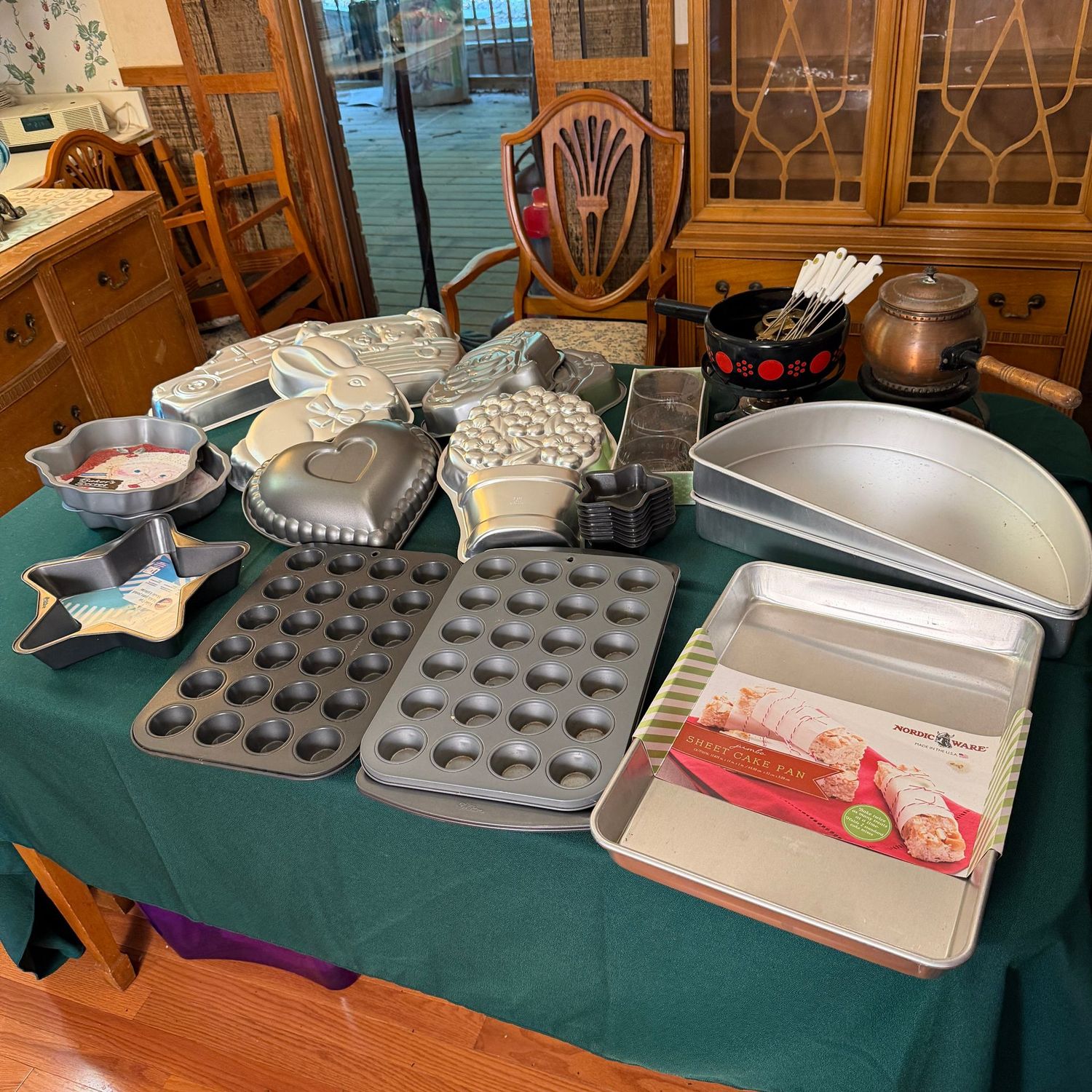 Kitchen box lot B0667 large lot of muffin pans, cake pans, fondue sets, mini cake pans, round cake, 17x13 cake pan Kitchen box lot B0667 large lot of muffin pans, cake pans, fondue sets, mini cake pans, round cake, 17x13 cake pan
