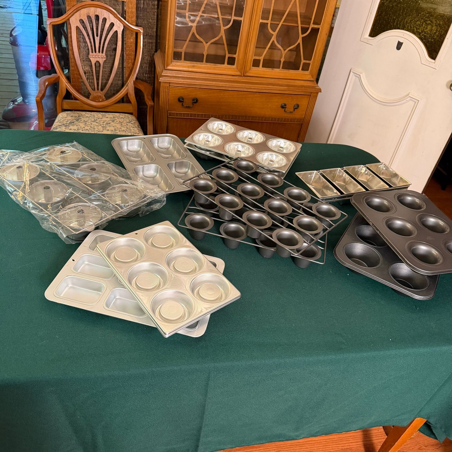 Kitchen box lot B0684 variety of small cake and cupcake pans Kitchen box lot B0684 variety of small cake and cupcake pans