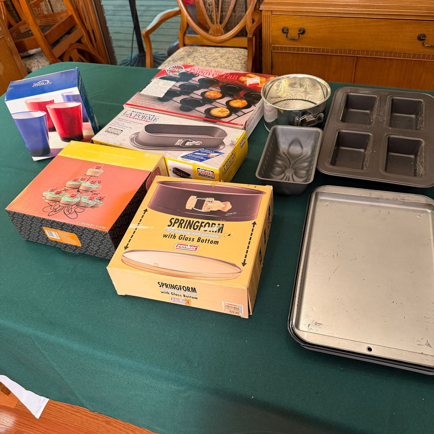 Kitchen box lot B0685 sheet pans, small cake pans, springform, cupcake stand, firecracker double old fashion glasses Kitchen box lot B0685 sheet pans, small cake pans, springform, cupcake stand, firecracker double old fashion glasses