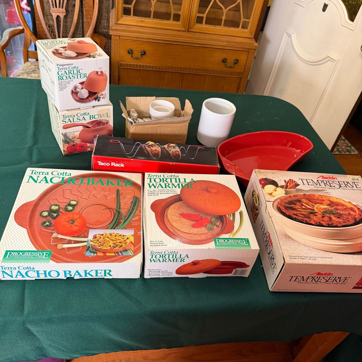 Kitchen box lot B0626 Mexican Night Kit with Terra Cotta garlic roaster, salsa bowl, nacho baker, tortilla warmer, taco rack, insulated pie holder, ceramic dish, salsa cups Kitchen box lot B0626 Mexican Night Kit with Terra Cotta garlic roaster, salsa bowl, nacho baker, tortilla warmer, taco rack, insulated pie holder, ceramic dish, salsa cups