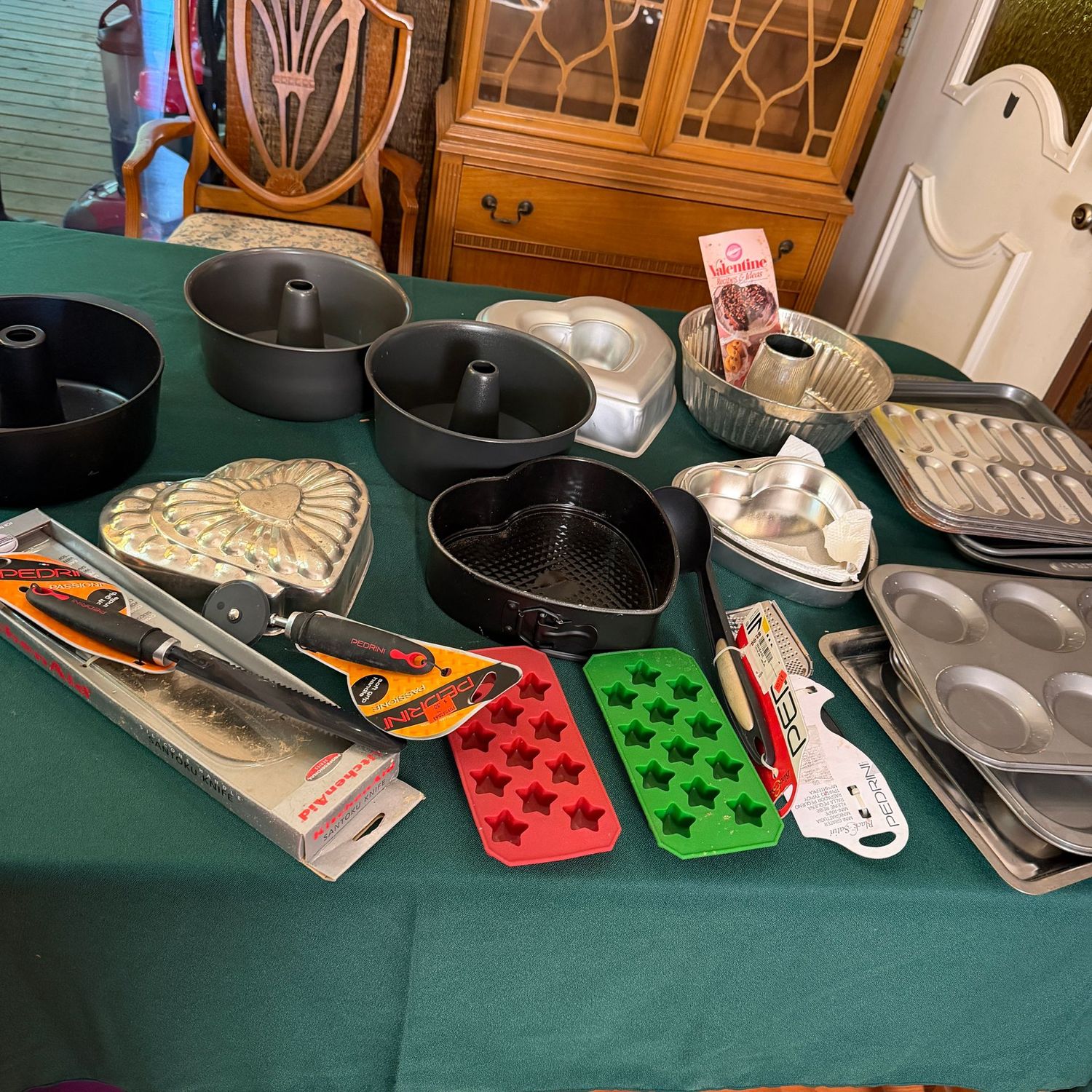 Kitchen box lot B0664 variety of molds, cake and cookie molds, sheet pans