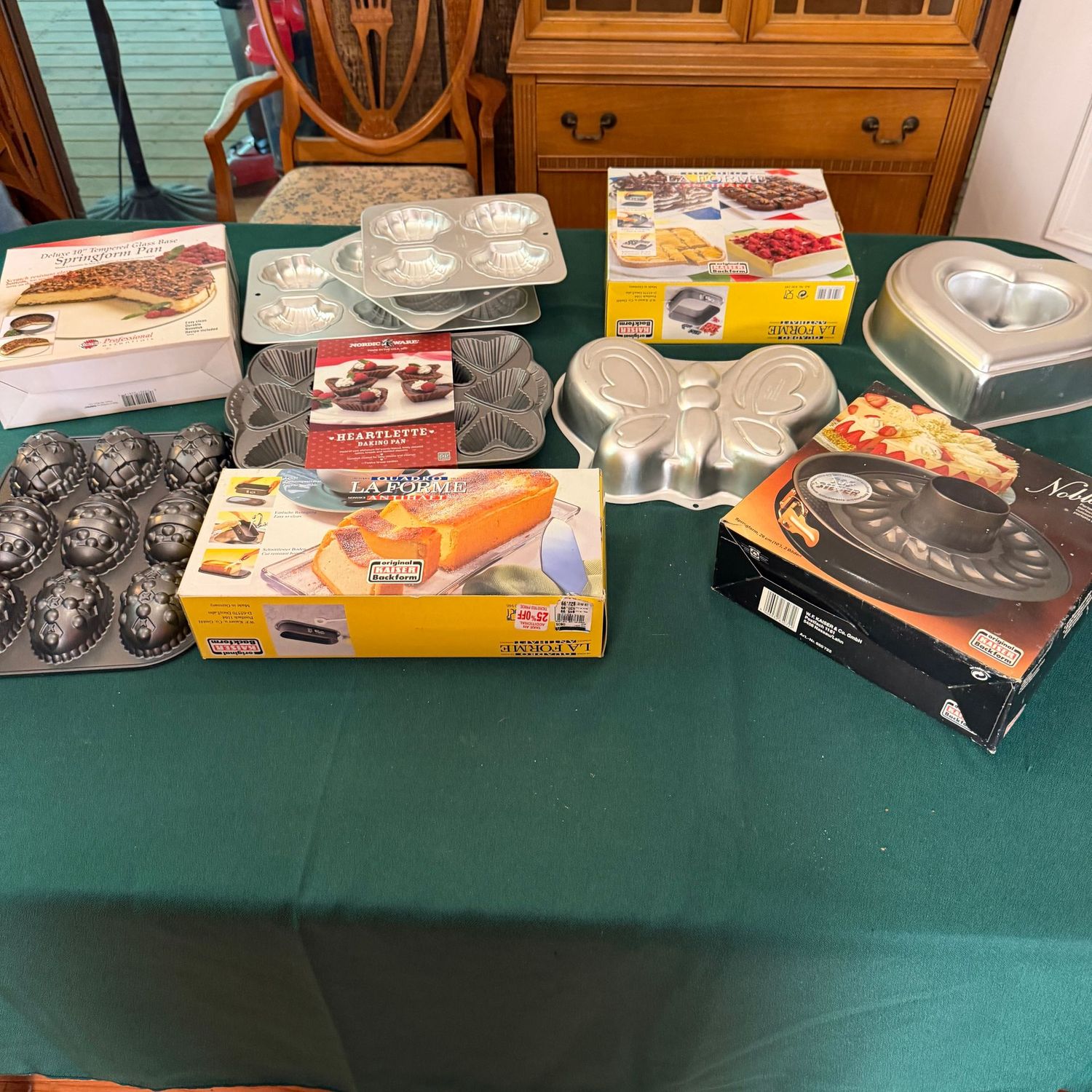 Kitchen box lot B0672 great cake pans, muffin tins, springform pans Kitchen box lot B0672 great cake pans, muffin tins, springform pans