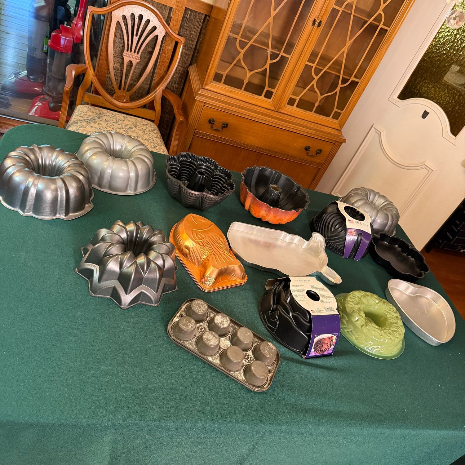 Kitchen box lot B0683 variety of bundt and cake pans, some are vintage and may show some wear Kitchen box lot B0683 variety of bundt and cake pans, some are vintage and may show some wear