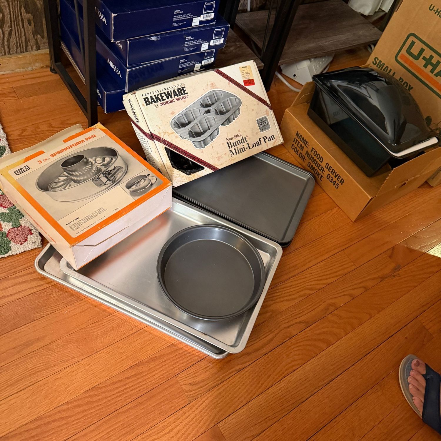 Kitchen box lot B0686 sheet pans, springform, mini loaf pans, plastic food server Kitchen box lot B0686 sheet pans, springform, mini loaf pans, plastic food server