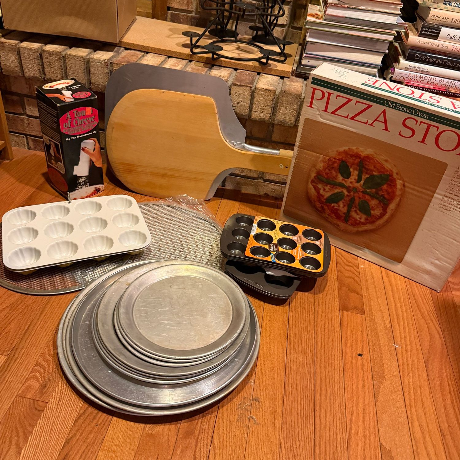 Kitchen box lot B0692 muffin tins, cheese grater, pizza stone, pizza peels, selection of pizza pans Kitchen box lot B0692 muffin tins, cheese grater, pizza stone, pizza peels, selection of pizza pans