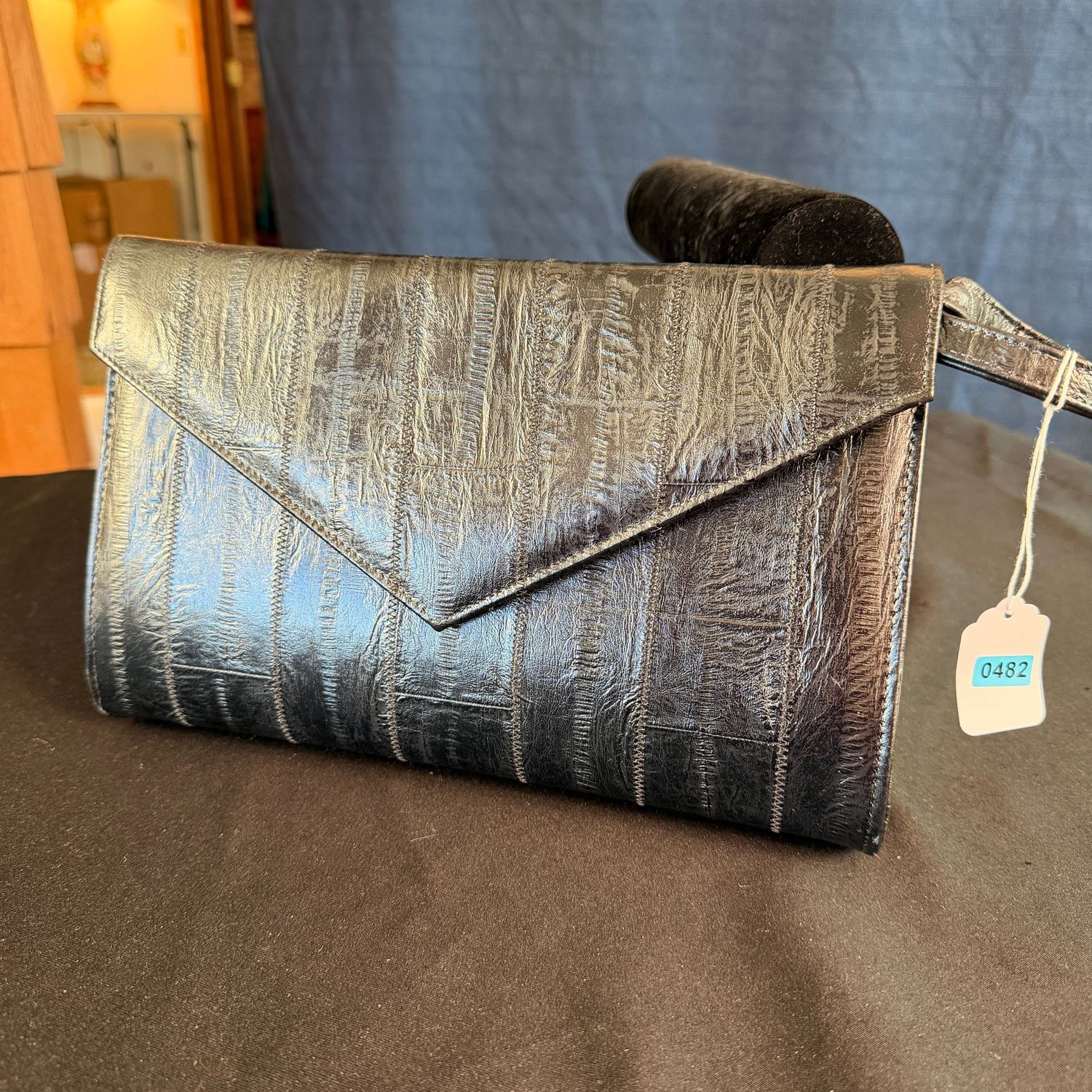 Leather purse with envelope closure, 10 Leather purse with envelope closure, 10", B0482