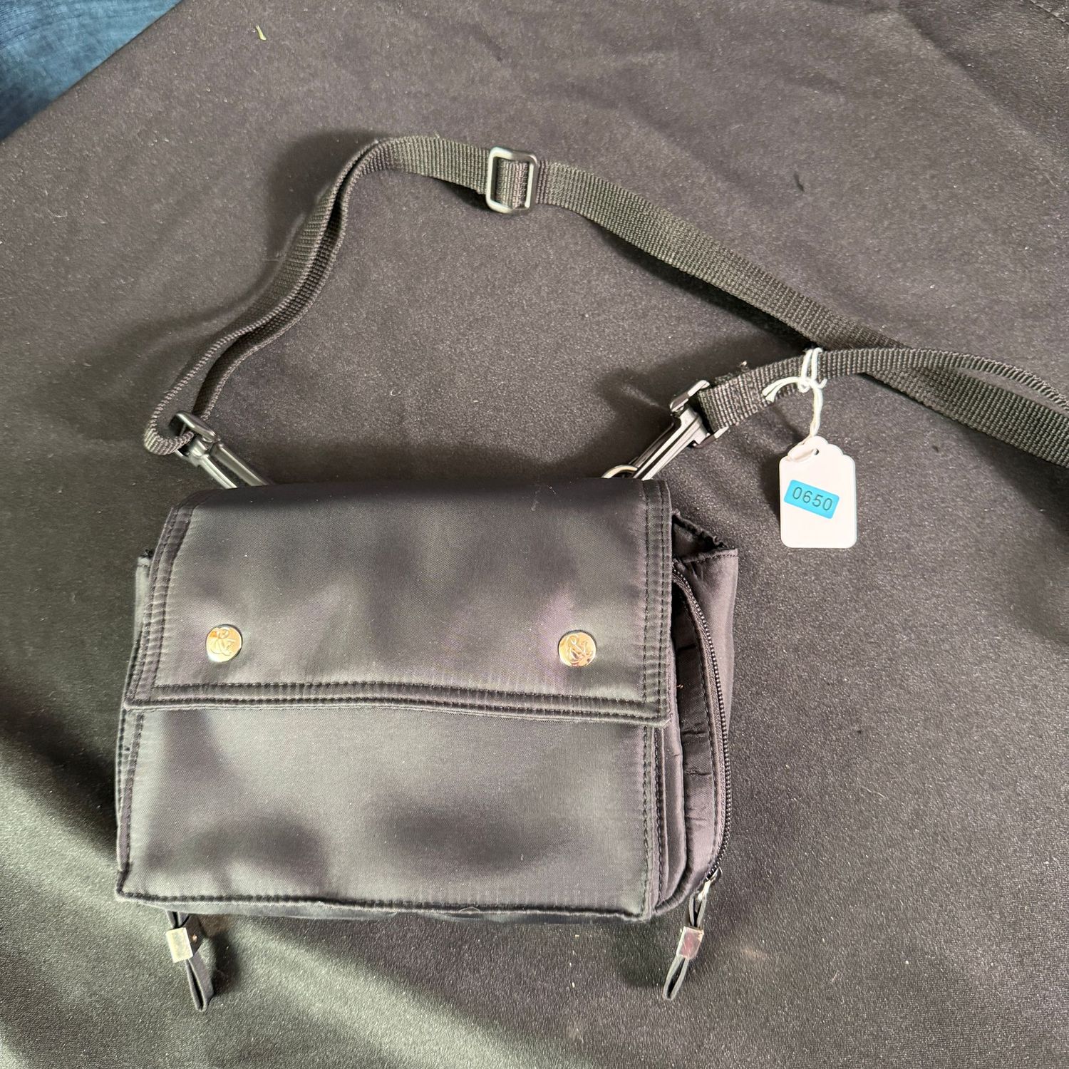 Black Frankie & Johnnie crossbody purse, lots of storage compartments, 7 Black Frankie & Johnnie crossbody purse, lots of storage compartments, 7"W, B0650