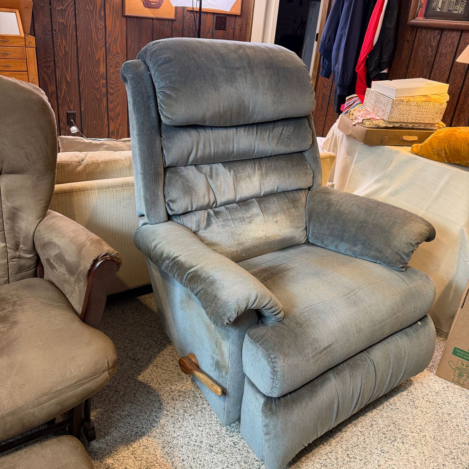 La-Z-Boy recliner, works well, needs thorough surface cleaning