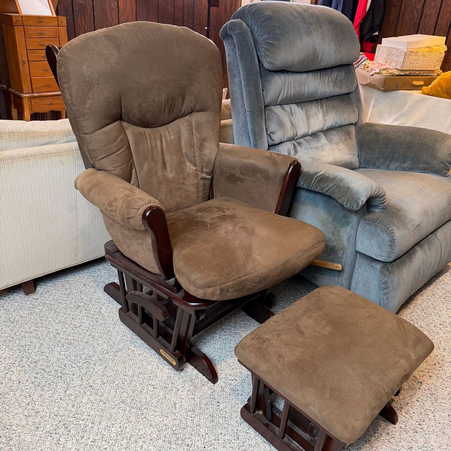 Shermag glider rocker and ottoman, good condition Shermag glider rocker and ottoman, good condition