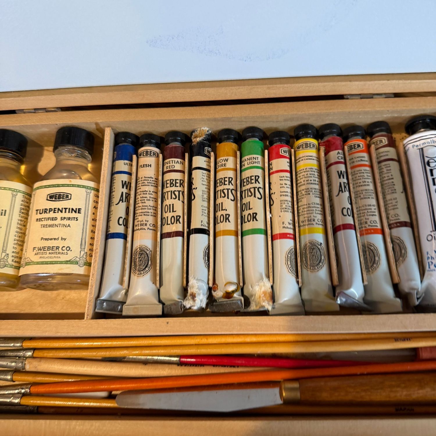 Vintage oil painting kit, appears in good condition